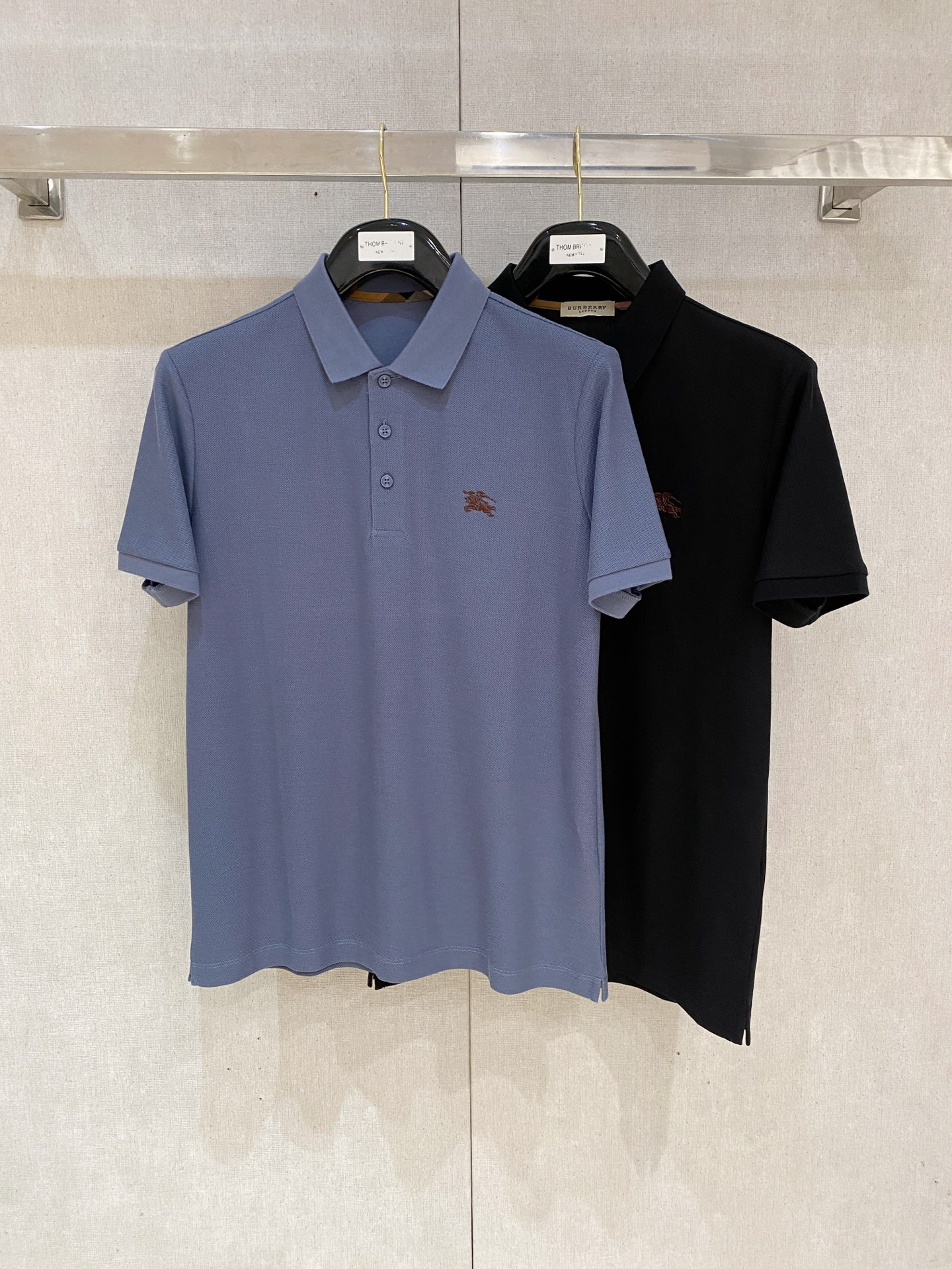 开春新品  巴宝莉 𝟏𝟎𝟎%新疆长绒棉 面料柔软舒适透气
𝟮𝟬𝟮𝟰 夏季 限量款短袖Polo系列
𝗦𝗜𝗭