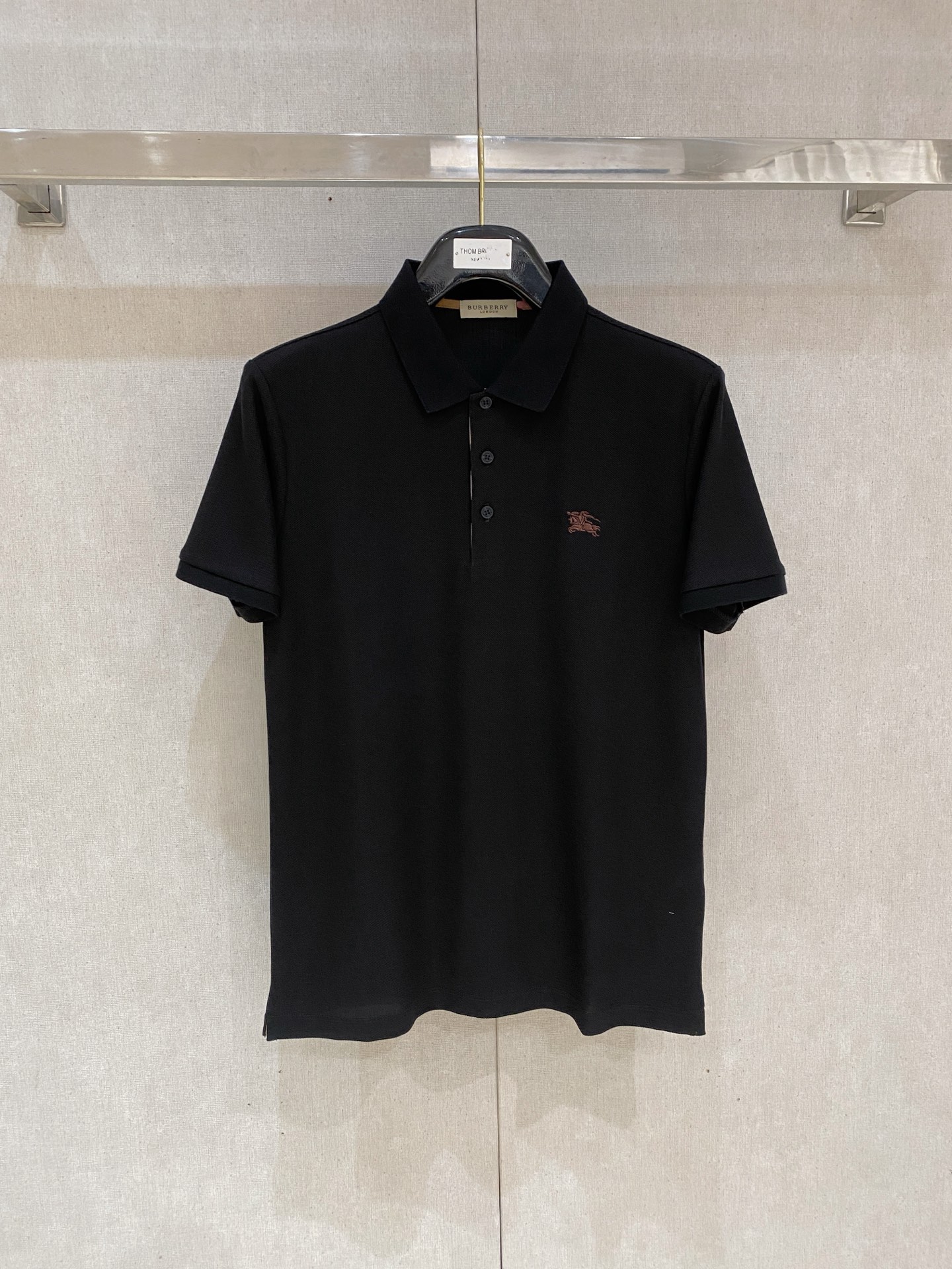 开春新品  巴宝莉 𝟏𝟎𝟎%新疆长绒棉 面料柔软舒适透气
𝟮𝟬𝟮𝟰 夏季 限量款短袖Polo系列
𝗦𝗜𝗭