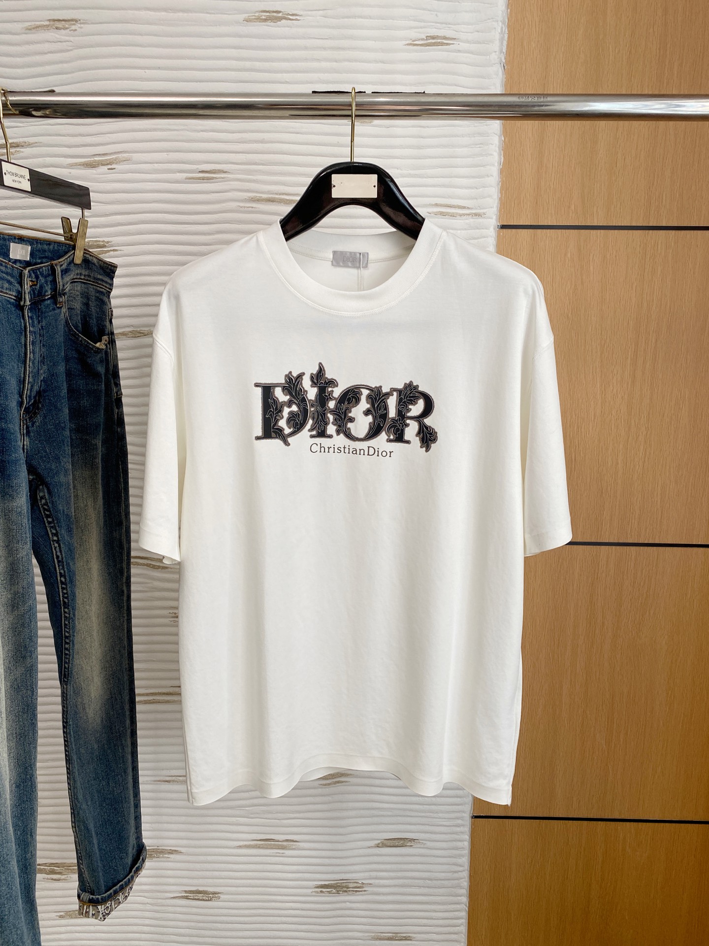 NO:439349,Dior high-end fabric 250g pure cotton 2025 Snake Spring and Summer Counter New Product Short-sleeved Fashion Classic Round Neck Short-sleeved Cuff Hem with a traceless design Fashion item design, more fashionable and comfortable, high-standard customization, very stylish upper body, classic LOGO pattern on the chest brand Customer-supplied auxiliary materials, customer-supplied imported high-end fabric with very delicate texture, exquisite details and exquisite craftsmanship, extremely shaping item, can be matched with any fashion, super good style, a must-have item for trendy men Size S-XXL!  ,dior,T-shirt,alexander wang19860909迪奥高定面料 250克纯棉 2025蛇年春夏专柜新品短袖时尚经典圆领短袖袖口下摆采用无痕设计 时尚单品设计,更加时尚舒适,高标准定制,上身非常有型,胸前品牌经典LOGO 图案 客供辅料,客供进口高档面料质感非常细腻,细节工艺精湛考究,塑造性极高的一款单品,任何时装都可以搭配,版型超级好 潮男必备单品 尺码S-XXL！,,dior,T-shirt,alexander wang,Men's clothing