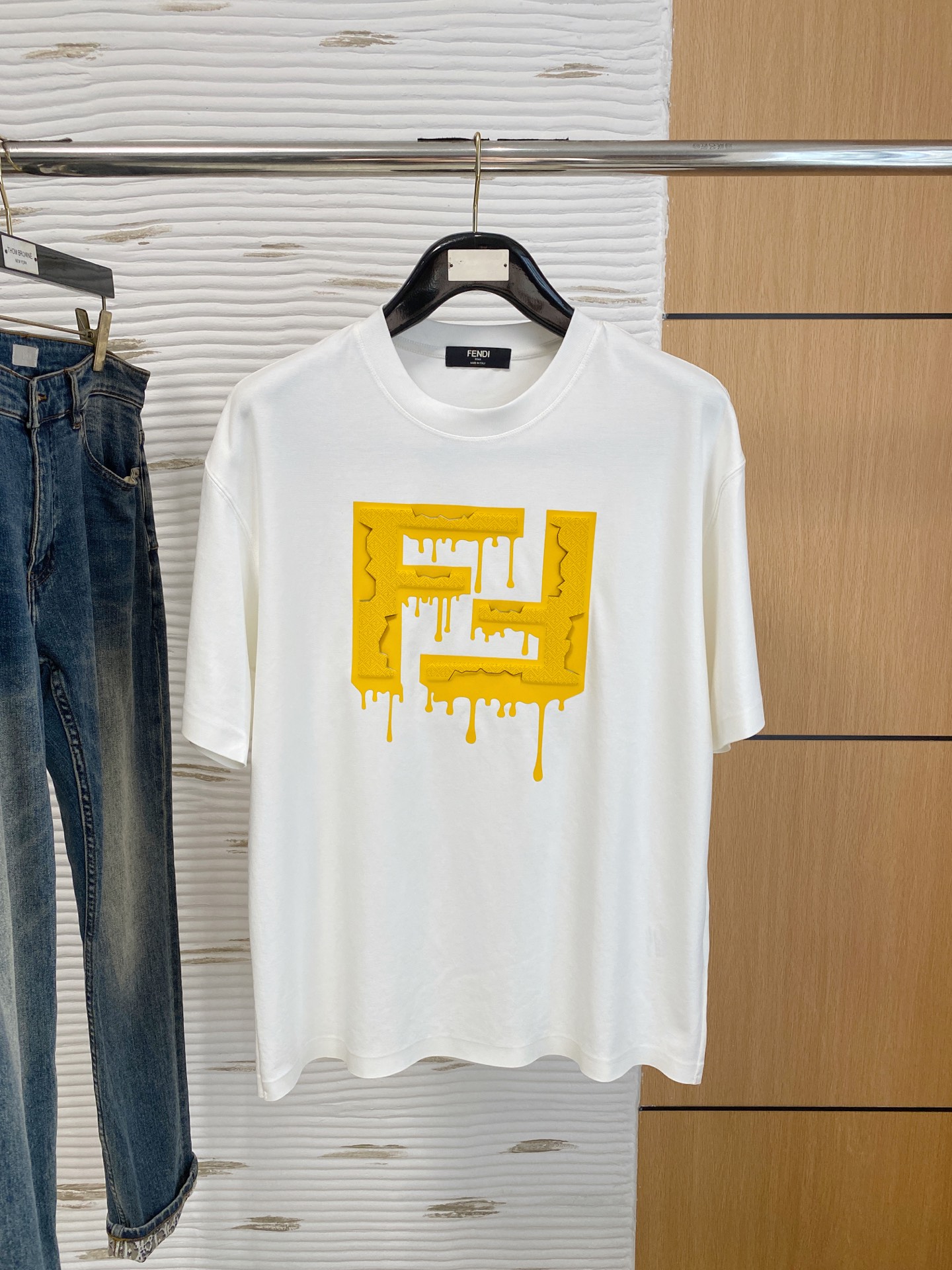 NO:439317,Fendi Haute Clothing Fabric 250g pure cotton 2025 Snake Spring and Summer Counter New Product Short Sleeve Fashion Classic Round Neck Short Sleeve Cuff Hem with a traceless design Fashion item design, more fashionable and comfortable, high-standard customization, very stylish upper body, classic LOGO pattern on the chest brand Customer-supplied auxiliary materials, customer-supplied imported high-end fabrics with very delicate texture, exquisite details and exquisite craftsmanship, and extremely shaping items, can be matched with any fashion, super good style, a must-have item for trendy men Size S-XXL!  ,fendi,T-shirt,alexander wang19860909芬迪高定面料 250克纯棉 2025蛇年春夏专柜新品短袖时尚经典圆领短袖袖口下摆采用无痕设计 时尚单品设计,更加时尚舒适,高标准定制,上身非常有型,胸前品牌经典LOGO 图案 客供辅料,客供进口高档面料质感非常细腻,细节工艺精湛考究,塑造性极高的一款单品,任何时装都可以搭配,版型超级好 潮男必备单品 尺码S-XXL！,,fendi,T-shirt,alexander wang,Men's clothing