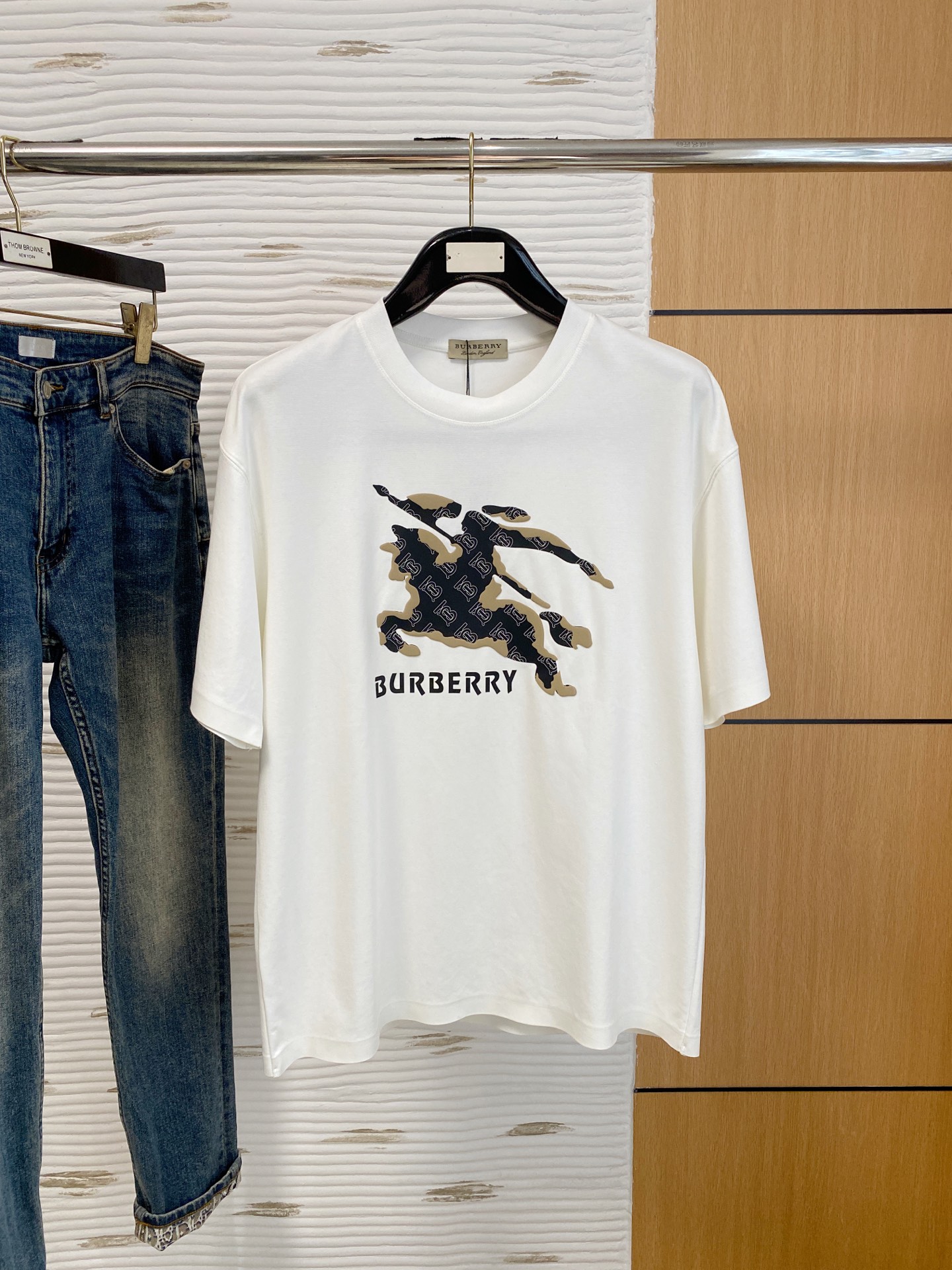 NO:439324,Burberry Haute Clothing Fabric 250g pure cotton 2025 Snake Spring and Summer Counter New Product Short Sleeve Fashion Classic Round Neck Short Sleeve Cuff Hem with a traceless design Fashion item design, more fashionable and comfortable, high-standard customization, very stylish upper body, classic LOGO pattern on the chest brand Customer-supplied auxiliary materials, customer-supplied imported high-end fabrics with very delicate texture, exquisite details and exquisite craftsmanship, and extremely shaping items, can be matched with any fashion, super good style, a must-have item for trendy men Size S-XXL!  ,burberry,T-shirt,alexander wang19860909巴宝莉高定面料 250克纯棉 2025蛇年春夏专柜新品短袖时尚经典圆领短袖袖口下摆采用无痕设计 时尚单品设计,更加时尚舒适,高标准定制,上身非常有型,胸前品牌经典LOGO 图案 客供辅料,客供进口高档面料质感非常细腻,细节工艺精湛考究,塑造性极高的一款单品,任何时装都可以搭配,版型超级好 潮男必备单品 尺码S-XXL！,,burberry,T-shirt,alexander wang,Men's clothing