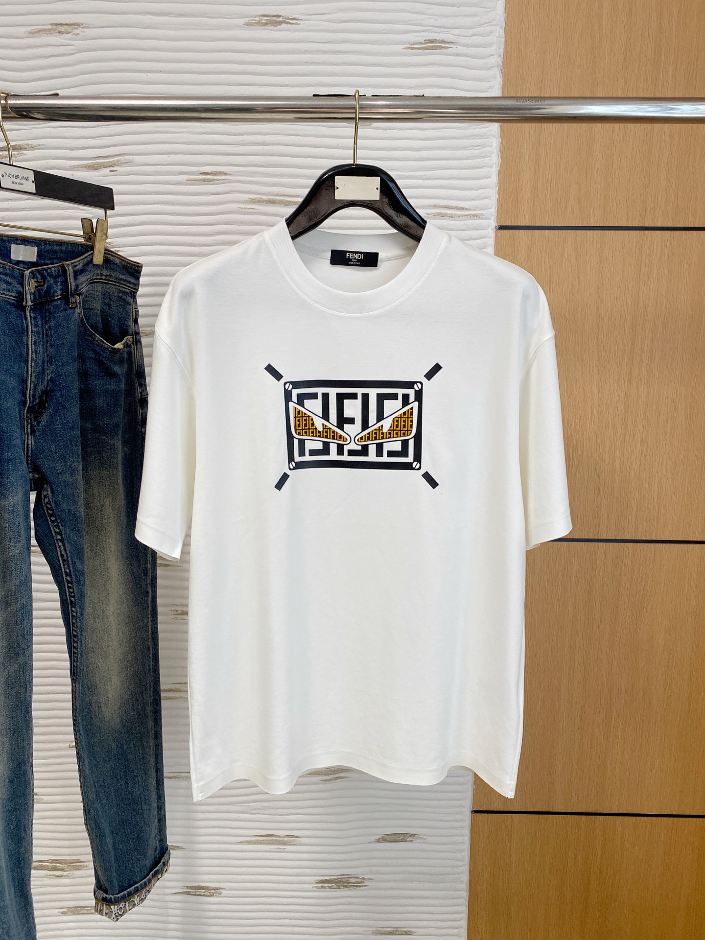 NO:439331,Fendi Haute Clothing Fabric 250g pure cotton 2025 Snake Spring and Summer Counter New Product Short Sleeve Fashion Classic Round Neck Short Sleeve Cuff Hem with a traceless design Fashion item design, more fashionable and comfortable, high-standard customization, very stylish upper body, classic LOGO pattern on the chest brand Customer-supplied auxiliary materials, customer-supplied imported high-end fabrics with very delicate texture, exquisite details and exquisite craftsmanship, and extremely shaping items, can be matched with any fashion, super good style, a must-have item for trendy men Size S-XXL!  ,fendi,T-shirt,alexander wang19860909芬迪高定面料 250克纯棉 2025蛇年春夏专柜新品短袖时尚经典圆领短袖袖口下摆采用无痕设计 时尚单品设计,更加时尚舒适,高标准定制,上身非常有型,胸前品牌经典LOGO 图案 客供辅料,客供进口高档面料质感非常细腻,细节工艺精湛考究,塑造性极高的一款单品,任何时装都可以搭配,版型超级好 潮男必备单品 尺码S-XXL！,,fendi,T-shirt,alexander wang,Men's clothing