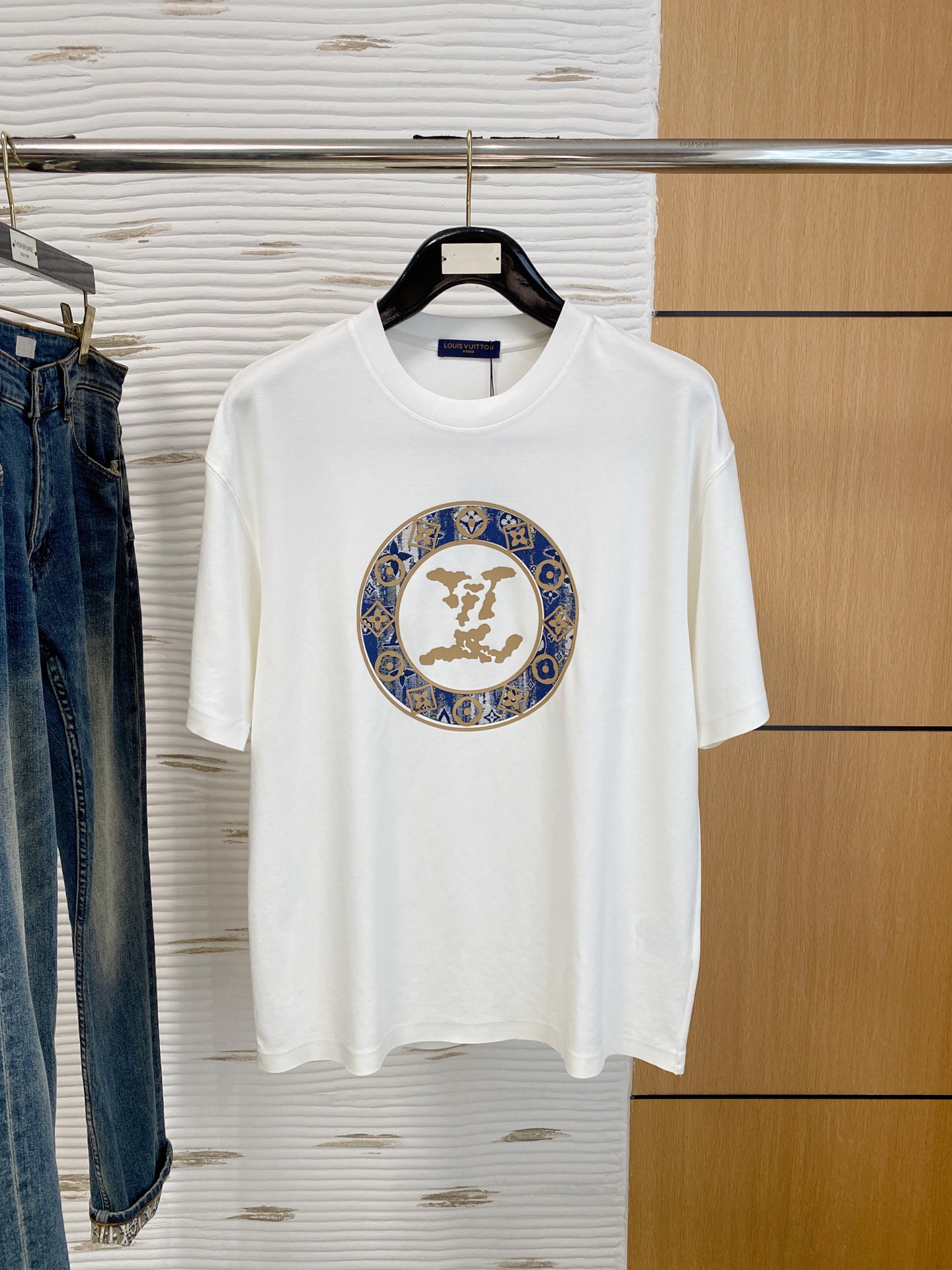 NO:439337,LV high-end fabric 250g pure cotton 2025 Snake Spring and Summer Counter New Product Short-sleeved Fashion Classic Round Neck Short-sleeved Cuff Hem with a traceless design Fashion item design, more fashionable and comfortable, high-standard customization, very stylish upper body, classic LOGO pattern on the chest brand Customer-supplied auxiliary materials, customer-supplied imported high-end fabric with very delicate texture, exquisite details and exquisite craftsmanship, extremely shaping item, can be matched with any fashion, super good style, a must-have item for trendy men Size S-XXL!  ,,louis vuitton,T-shirt,alexander wang19860909LV高定面料 250克纯棉 2025蛇年春夏专柜新品短袖时尚经典圆领短袖袖口下摆采用无痕设计 时尚单品设计,更加时尚舒适,高标准定制,上身非常有型,胸前品牌经典LOGO 图案 客供辅料,客供进口高档面料质感非常细腻,细节工艺精湛考究,塑造性极高的一款单品,任何时装都可以搭配,版型超级好 潮男必备单品 尺码S-XXL！,,louis vuitton,T-shirt,alexander wang,Men's clothing