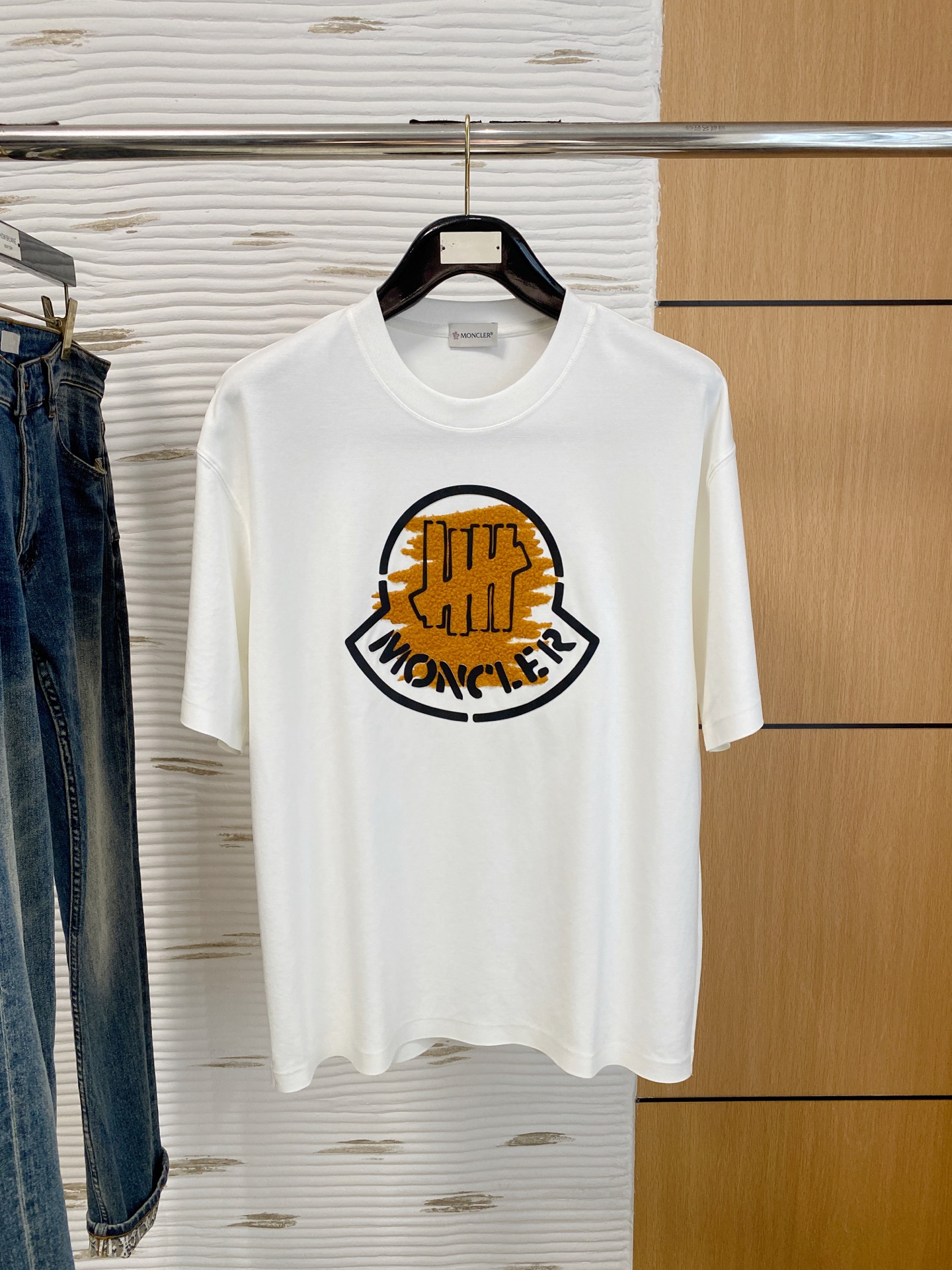 NO:439341,The 250g pure cotton 2025 Snake Spring and Summer Counter New Product Short Sleeve Fashion Classic Round Neck Short Sleeve Cuff Hem with a traceless design. Fashionable single product design, more fashionable and comfortable, high-standard customization, very stylish upper body, classic LOGO pattern on the chest brand customer-supplied auxiliary materials, customer-supplied imported high-end fabric with very delicate texture, exquisite details and exquisite craftsmanship, extremely shaping item, can be matched with any fashion, super good style, a must-have item for trendy men Size S-XXL!  , Moncler, T-shirt, alexander wang19860909蒙口高定面料 250克纯棉 2025蛇年春夏专柜新品短袖时尚经典圆领短袖袖口下摆采用无痕设计 时尚单品设计,更加时尚舒适,高标准定制,上身非常有型,胸前品牌经典LOGO 图案 客供辅料,客供进口高档面料质感非常细腻,细节工艺精湛考究,塑造性极高的一款单品,任何时装都可以搭配,版型超级好 潮男必备单品 尺码S-XXL！,,Moncler,T-shirt,alexander wang,Men's clothing