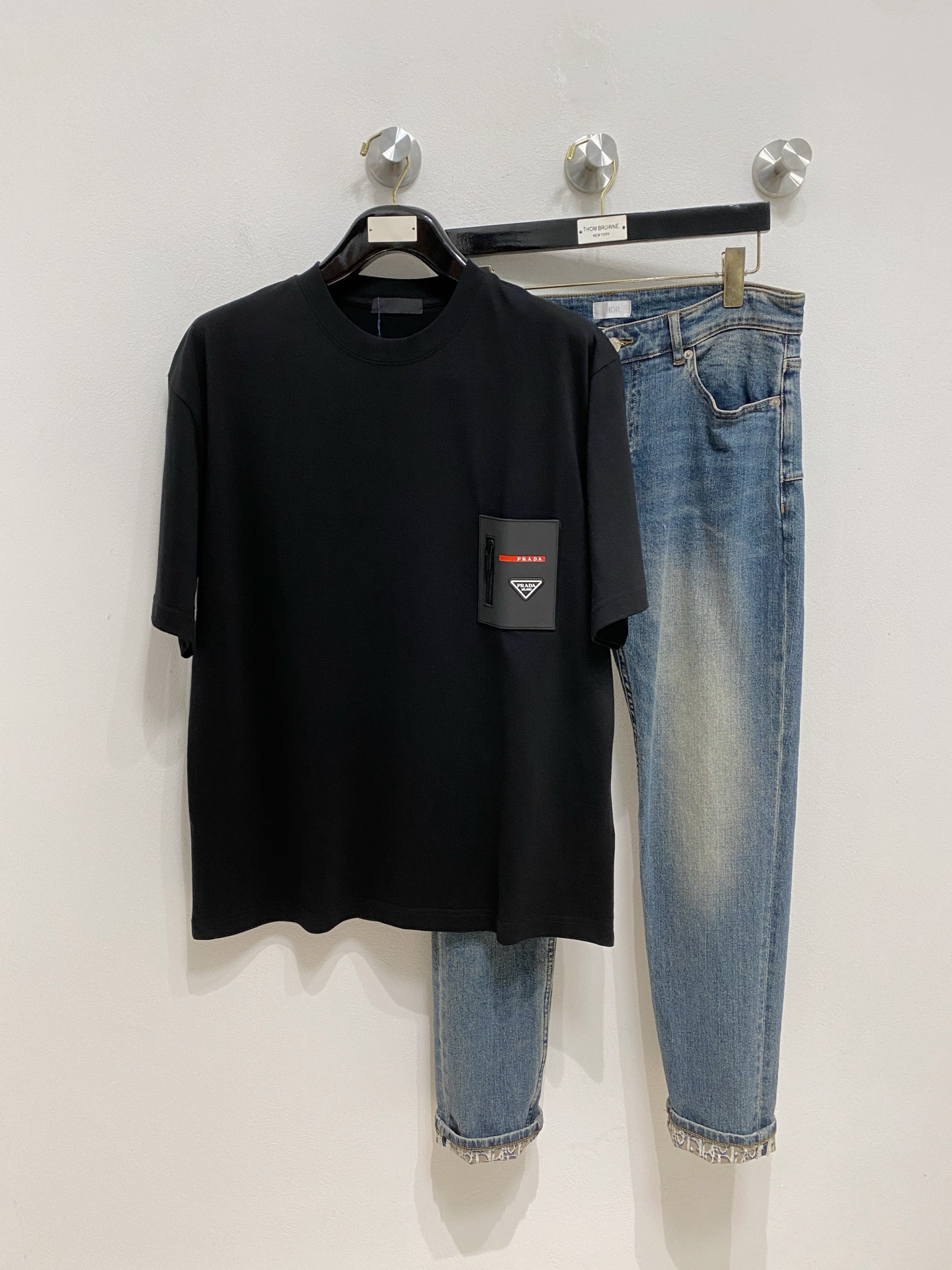 NO:465033,Ss Prada pure cotton latest fabric classic logo pattern logo fashionable simple trendy short sleeves, top quality counter original single short sleeves, top production craft imported fabrics, unique design of counter style, using imported high-end customized fabrics. The official website is on sale!  Excellent fabric pattern, size..Black and white M-3Xl,,prada,T-shirt,alexander wang19860909ss普拉达纯棉最新面料经典标识图案logo时尚简约潮流短袖,最顶级的品质专柜原单短袖,顶级制作工艺进口面料,专柜款独特设计,采用进口高端订制面料.官网在售！面料版型超赞 码数..黑白色 M-3Xl,,prada,T-shirt,alexander wang,Men's clothing