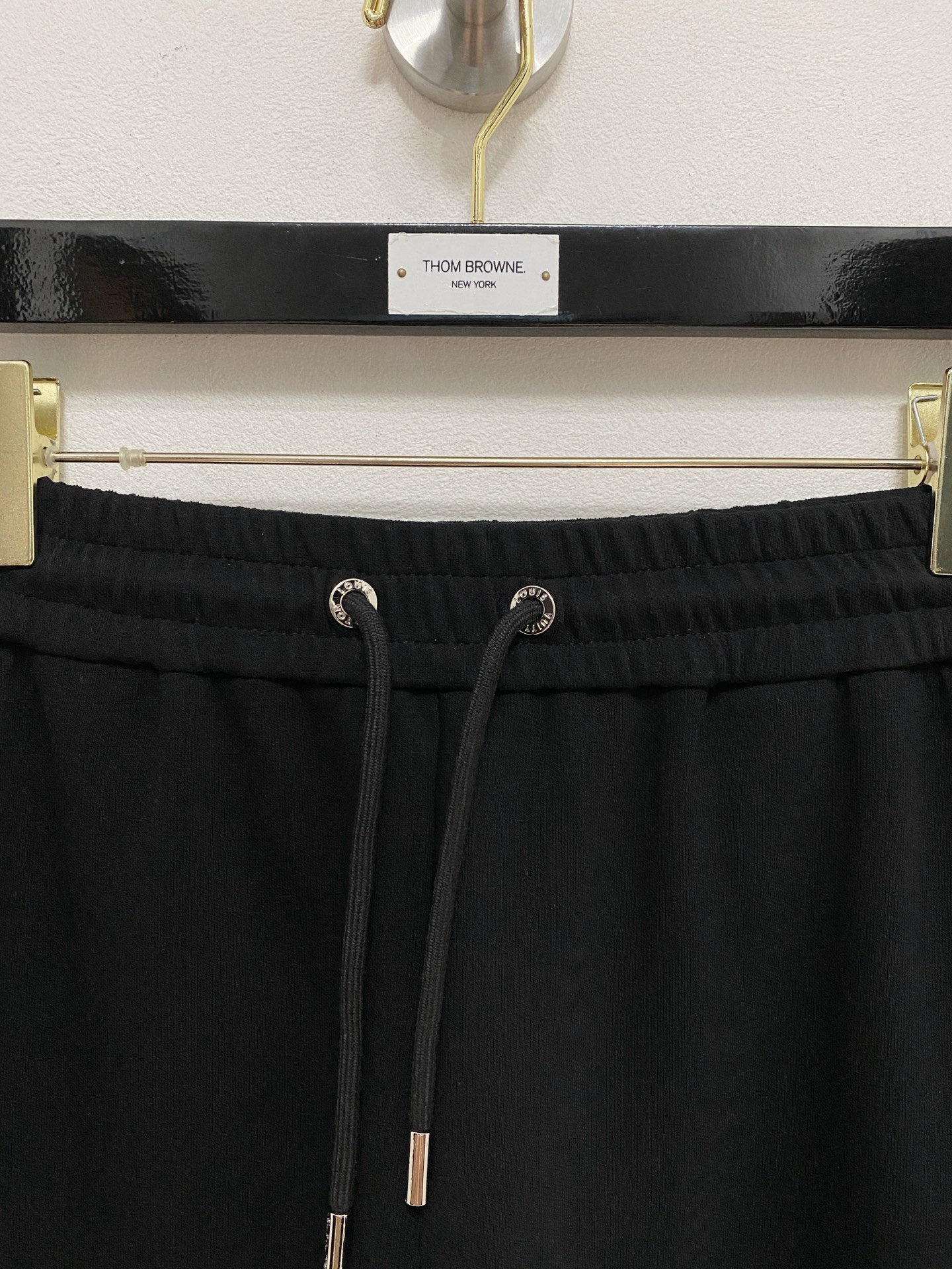 PLV2025春夏新款休闲短裤！官网同步发售。定制品牌经典LOGO，定制面料，舒适度极好，手触感强烈。辨