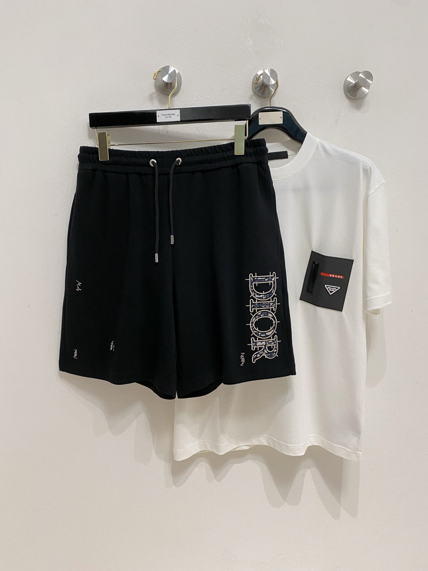 NO:465020,Dior's new spring and summer 2025 casual shorts!  The official website is released simultaneously. Customized brand classic logo, customized fabric, excellent comfort, strong hand touch. Extremely recognizable, perfect quality craftsmanship. Size M-2XL,,dior, shorts,alexander wang19860909迪奥2025春夏新款休闲短裤！官网同步发售.定制品牌经典LOGO,定制面料,舒适度极好,手触感强烈.辨识度极高,完美品相工艺. 尺码M-2XL,,dior,shorts,alexander wang,Men's clothing