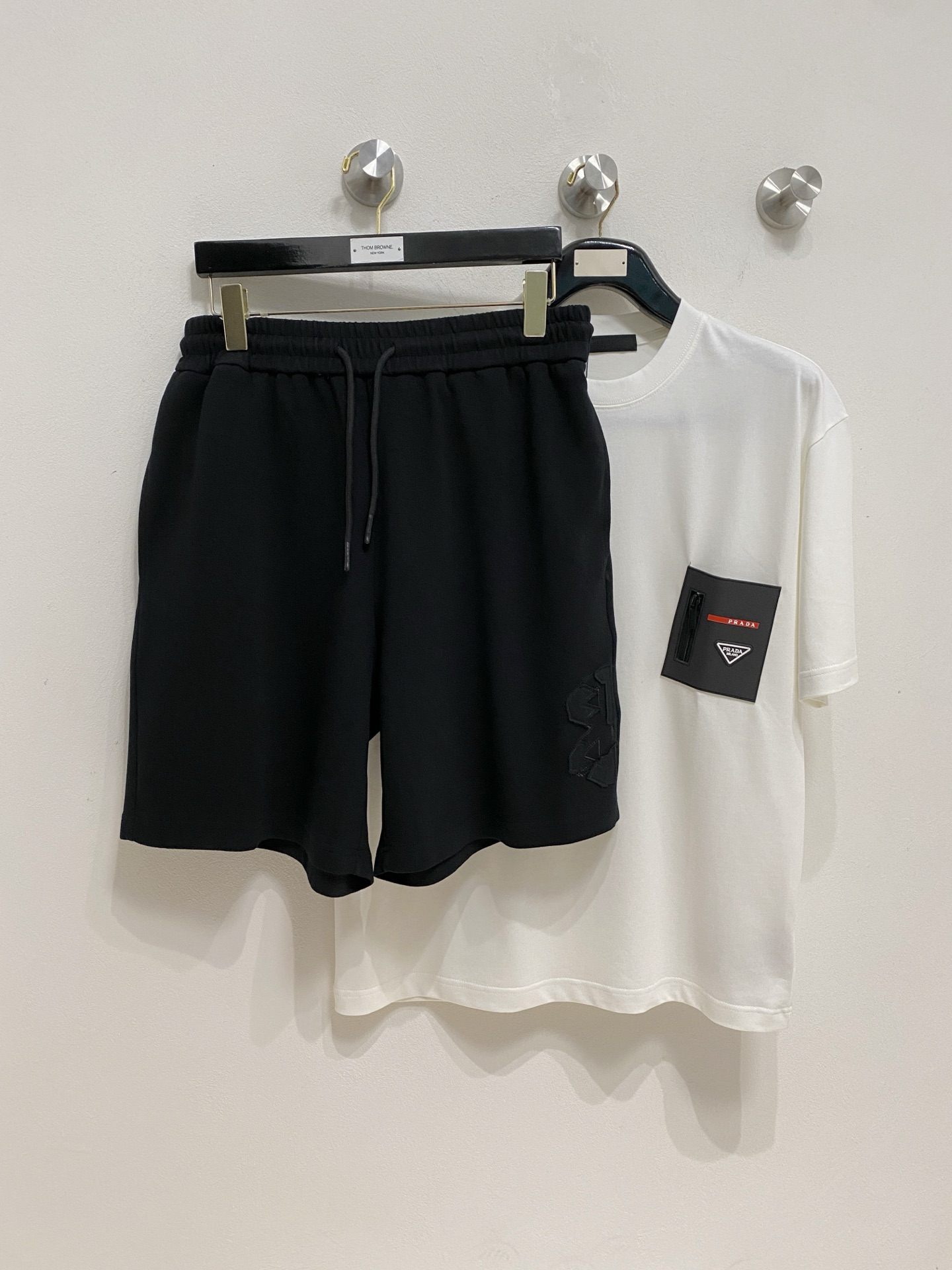 NO:465013,Balenciaga 2025 spring and summer new casual shorts!  The official website is released simultaneously. Customized brand classic logo, customized fabric, excellent comfort, strong hand touch. Extremely recognizable, perfect quality craftsmanship. Size M-2XL, balenciaga, shorts, alexander wang19860909巴黎世家2025春夏新款休闲短裤！官网同步发售.定制品牌经典LOGO,定制面料,舒适度极好,手触感强烈.辨识度极高,完美品相工艺. 尺码M-2XL,,balenciaga,shorts,alexander wang,Men's clothing