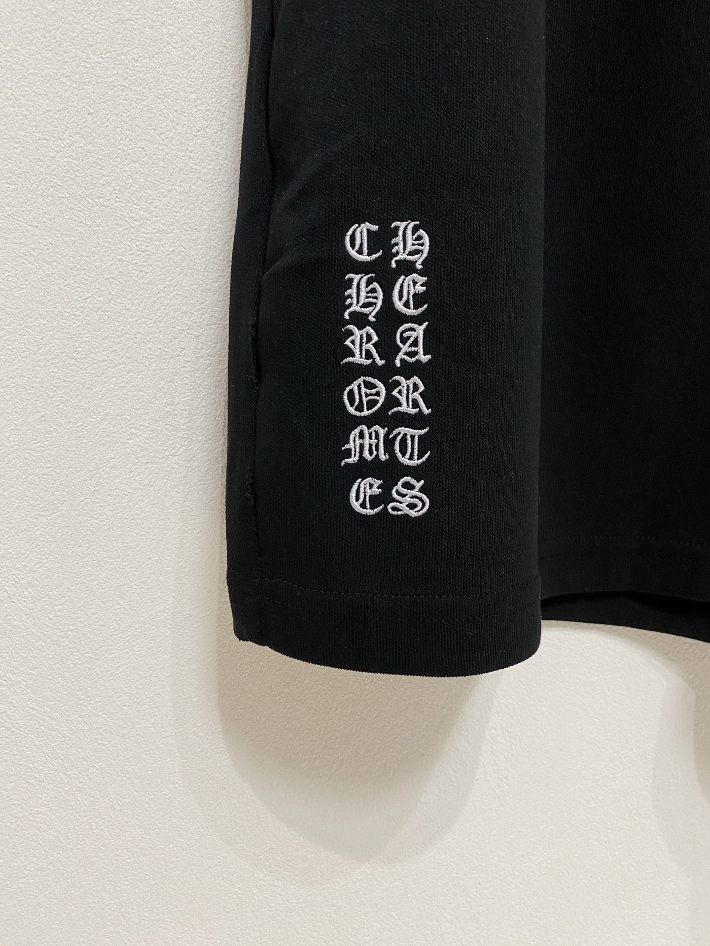P克罗心2025春夏新款休闲短裤！官网同步发售。定制品牌经典LOGO，定制面料，舒适度极好，手触感强烈。