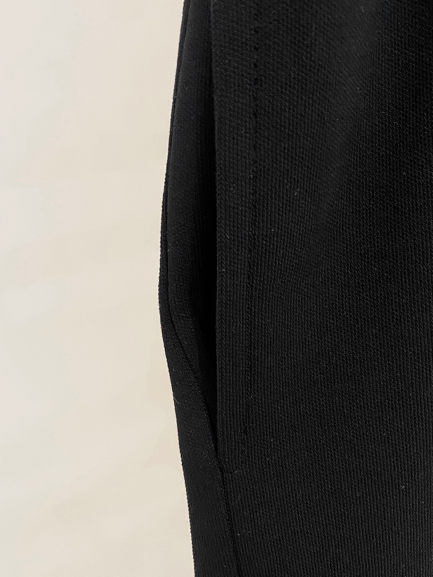 PLV2025春夏新款休闲短裤！官网同步发售。定制品牌经典LOGO，定制面料，舒适度极好，手触感强烈。辨