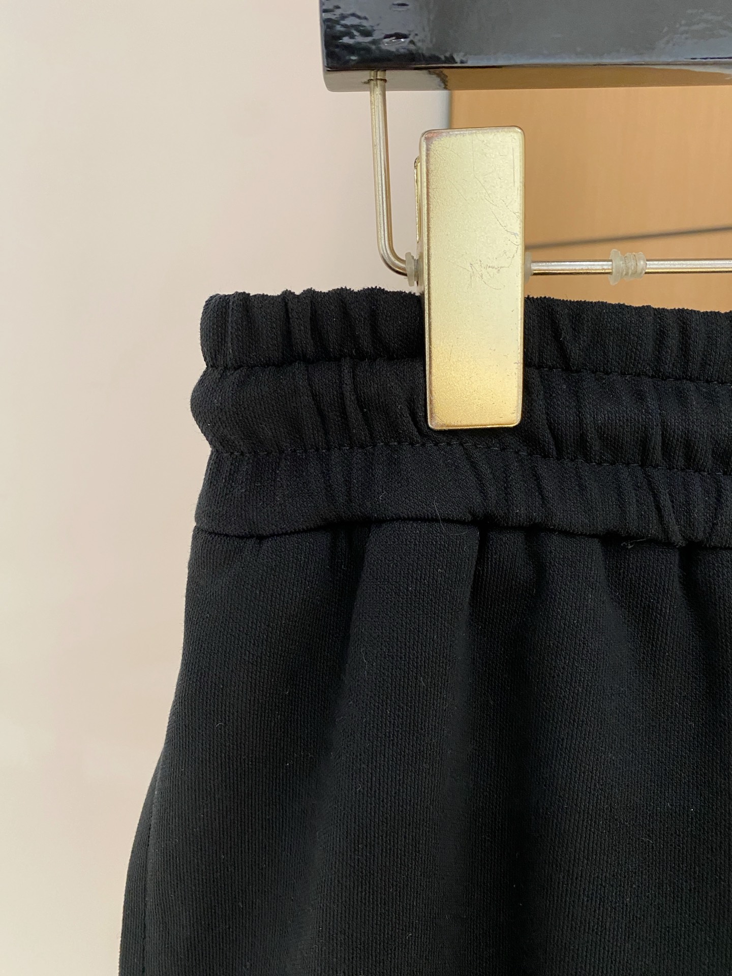 PLV2025春夏新款休闲短裤！官网同步发售。定制品牌经典LOGO，定制面料，舒适度极好，手触感强烈。辨