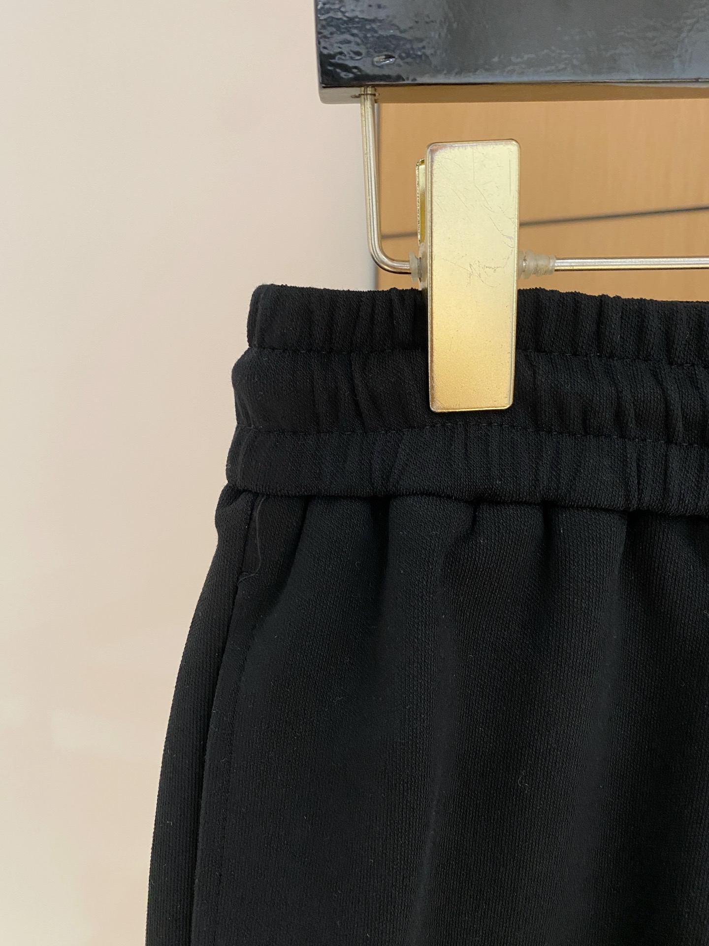 PLV2025春夏新款休闲短裤！官网同步发售。定制品牌经典LOGO，定制面料，舒适度极好，手触感强烈。辨