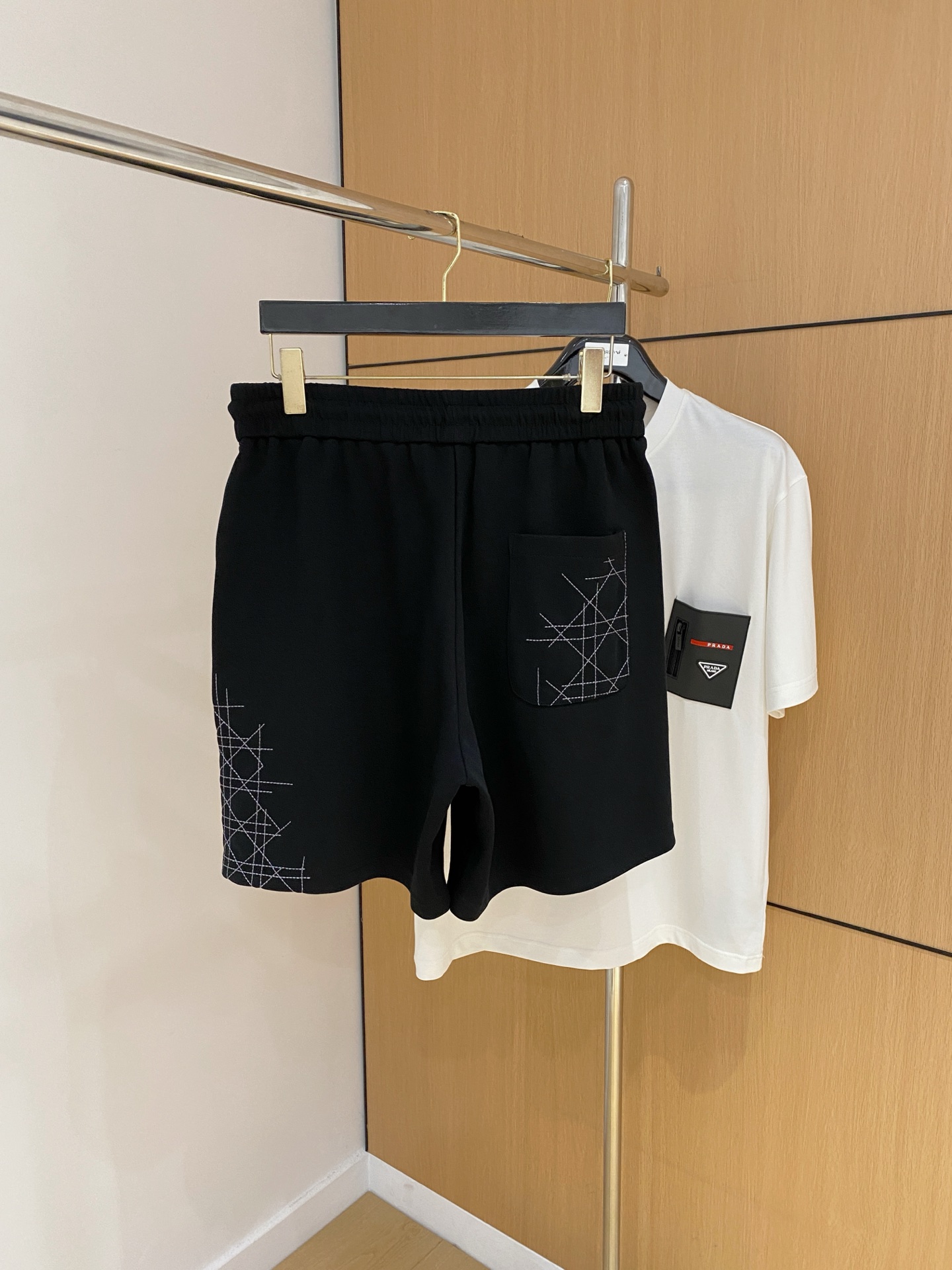 P迪奥2025春夏新款休闲短裤！官网同步发售。定制品牌经典LOGO，定制面料，舒适度极好，手触感强烈。辨