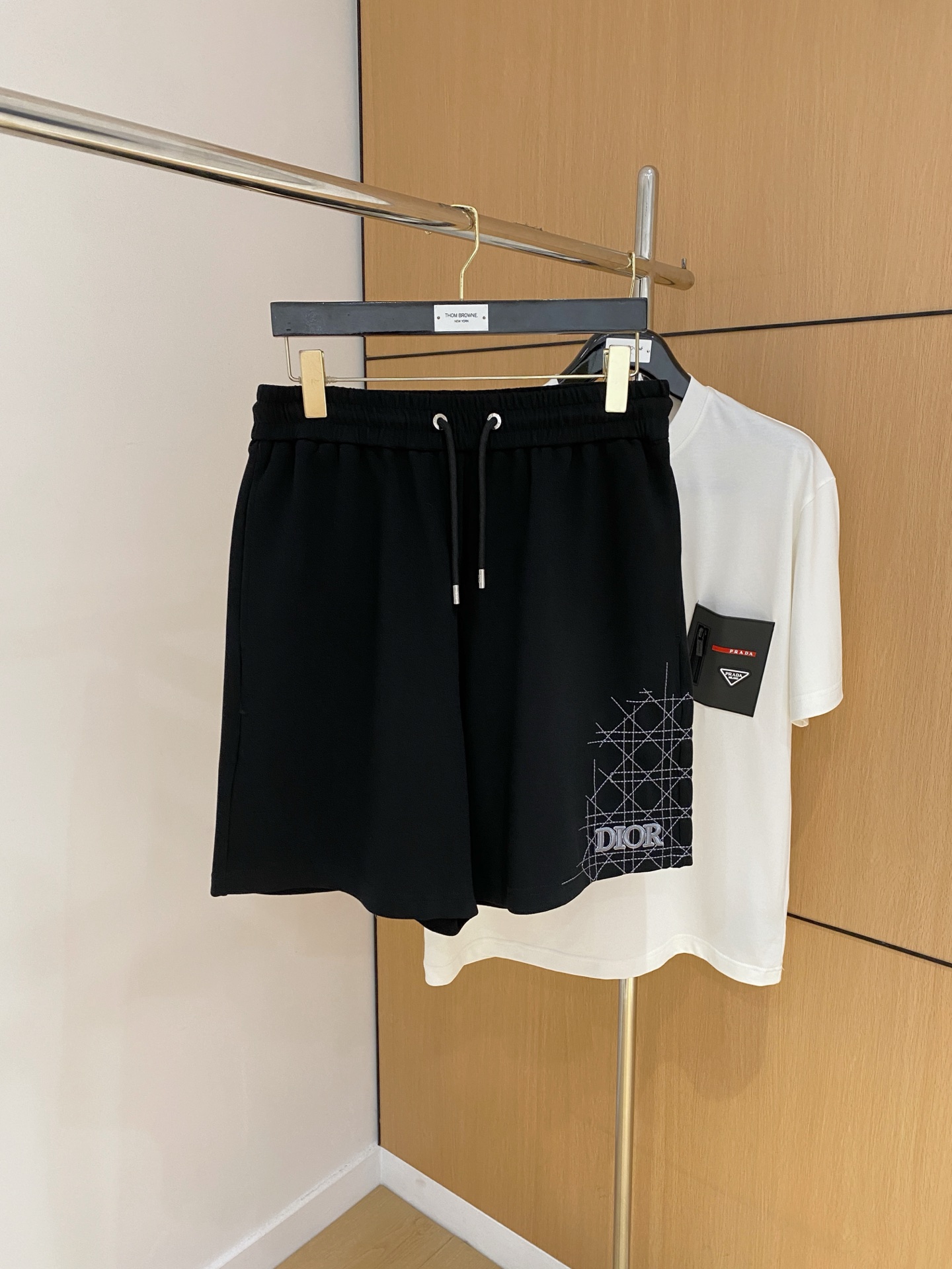 P迪奥2025春夏新款休闲短裤！官网同步发售。定制品牌经典LOGO，定制面料，舒适度极好，手触感强烈。辨