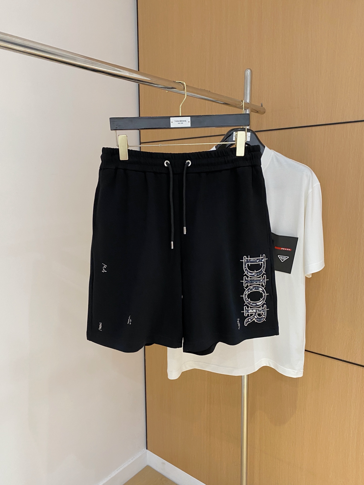 P迪奥2025春夏新款休闲短裤！官网同步发售。定制品牌经典LOGO，定制面料，舒适度极好，手触感强烈。辨