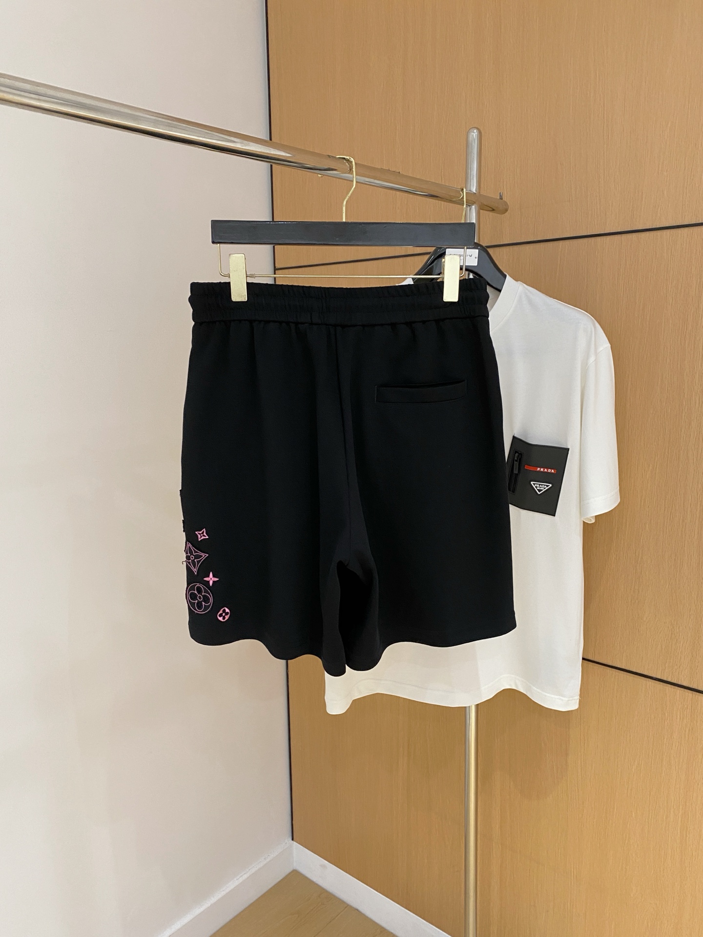 PLV2025春夏新款休闲短裤！官网同步发售。定制品牌经典LOGO，定制面料，舒适度极好，手触感强烈。辨