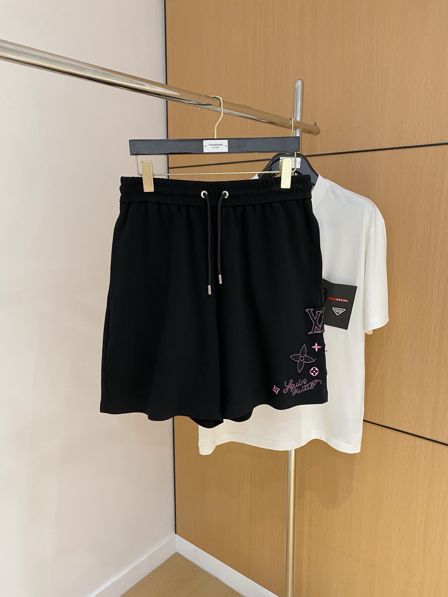 PLV2025春夏新款休闲短裤！官网同步发售。定制品牌经典LOGO，定制面料，舒适度极好，手触感强烈。辨