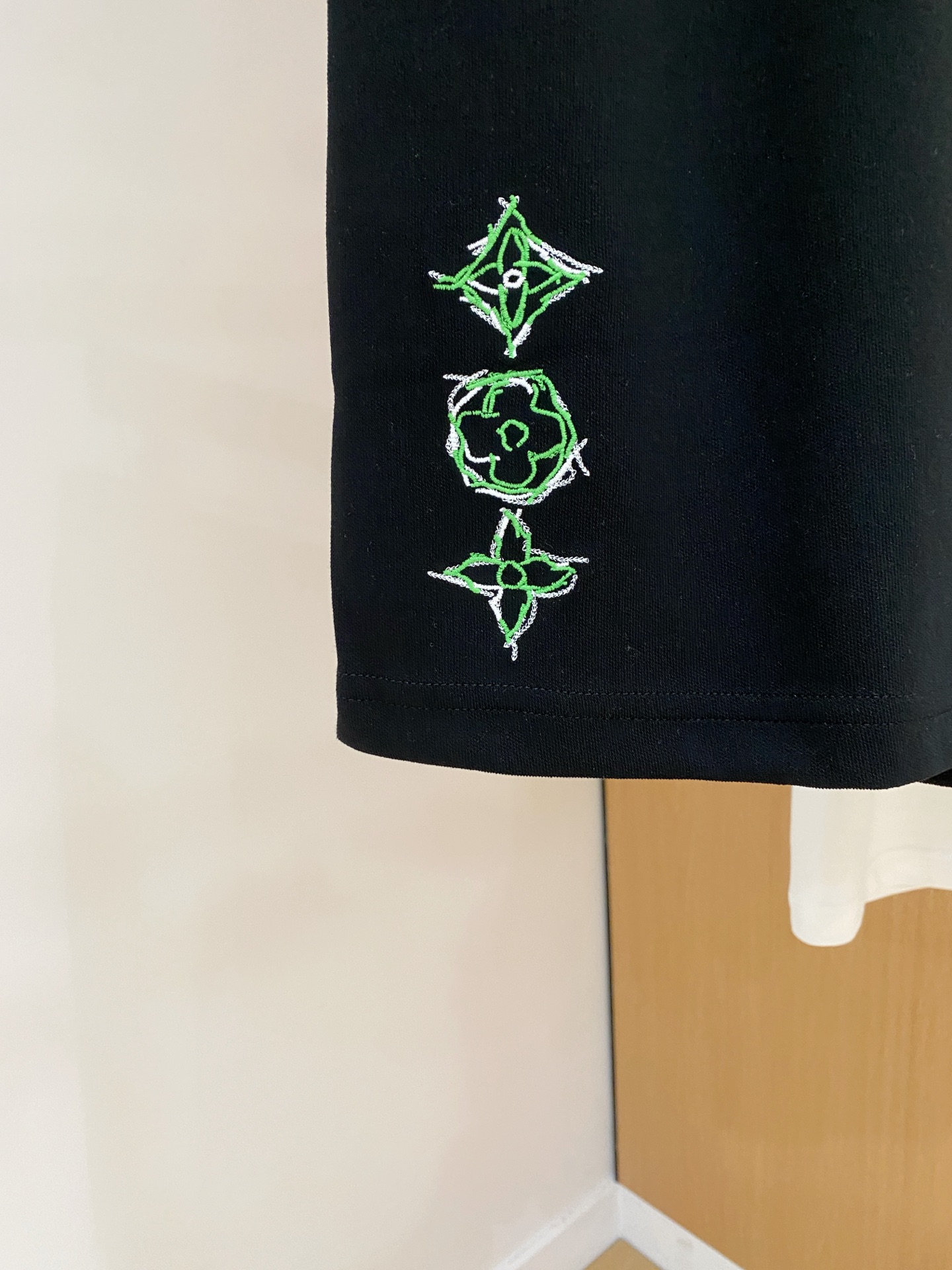 PLV2025春夏新款休闲短裤！官网同步发售。定制品牌经典LOGO，定制面料，舒适度极好，手触感强烈。辨