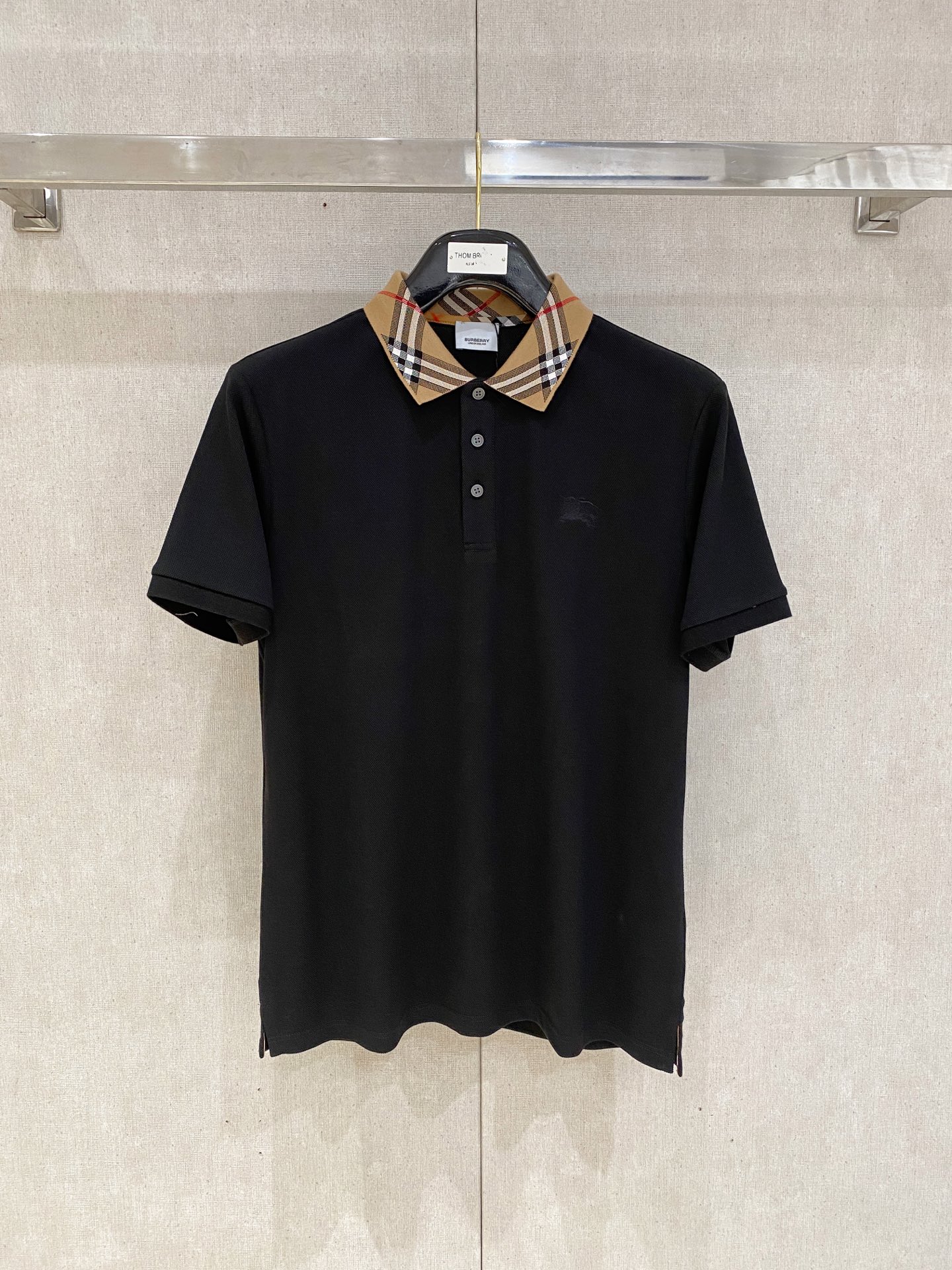 NO:760508,New product launch Burberry 2026 ss summer new letter logo men's lapel Polo shirt!  Classic business men's style, the ceiling-level business men's style of high-end men's clothing!  Simple and fashionable yet elegant, it looks great when worn alone, and quality control/details control can be taken away with your eyes closed. It is low-key, luxurious and connotative!  The custom-woven mesh pique cotton fabric supplied by the customer is carefully made. The mesh texture is evenly arranged on the surface of the fabric. It has excellent breathability and heat dissipation and perspiration. The upper body comfort is completely better than ordinary single-sided jersey tissue!  The classic brand LOGO on the chest is made with top-notch craftsmanship. The LOGO is three-dimensional, clear and full, and has extraordinary texture. Whether it is worn as an inner layer or worn alone, it is a classic product!  The exquisite tailoring process, every detail is handled very standard and delicately, which cannot be compared with other low-end products on the market. It is a must-have basic and versatile Polo shirt for men!  Available in multiple colors, sizes M-3xl, burberry,19860909新品上市 巴宝莉 2026 ss夏季新款字母logo男士翻领Polo衫！经典商务男款,高端男装的天花板级别的商务男款！简约时尚大气不失优雅,单穿内搭体面过人,品质控/细节控的闭眼带走,低调又奢华有内涵！ 客供定织网眼珠地棉布精心制成,面料表面排列均匀整齐的网眼纹理,透气性和散热排汗性极佳,上身舒适程度完全优于普通单面汗布组织！胸前经典的品牌LOGO标识,采用顶级工艺打造,LOGO立体清晰饱满,质感非凡的特质,无论是内搭还是单穿都是一款经典领域的产品！精妙绝伦的裁剪工艺,每一个细节处理的非常标准细腻,非市面一般LOW货可以媲美的,男士必入基础百搭款Polo衫推荐！ 颜色多颜色 尺码M-3xl,,burberry,,Men's clothing