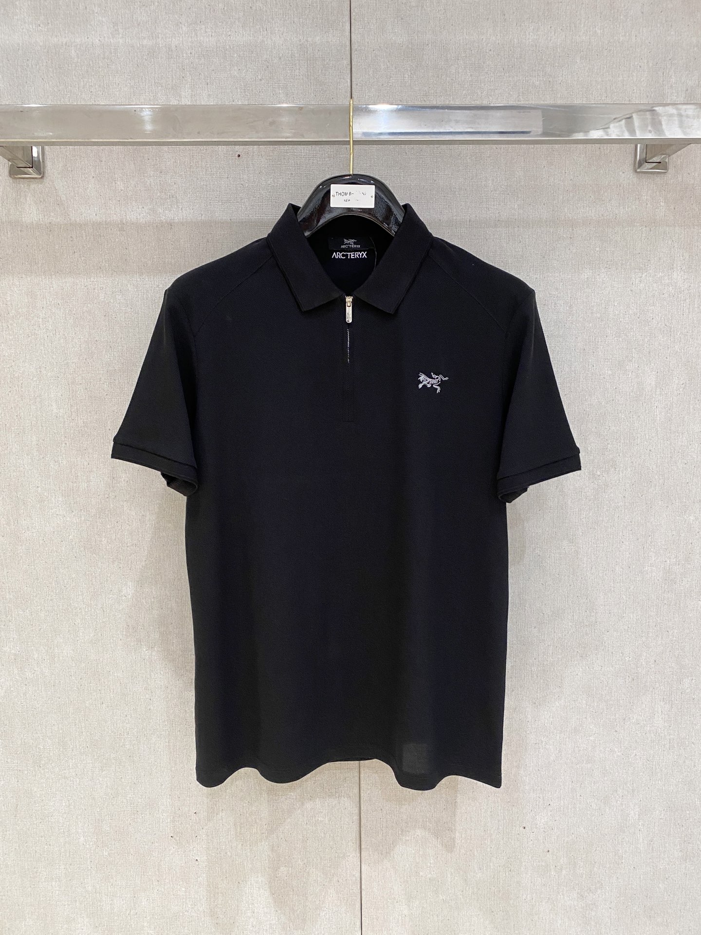 NO:440393,New product is on the market. Archaeopteryx 2025ss summer new letter logo men's lapel Polo shirt!  Classic business men's style, high-end men's style at the ceiling level of business men's style!  Simple, fashionable and elegant, single-wearing inner wear is decent, quality control/detail control takes away, low-key, luxurious and connotative!  Customer-supplied fixed mesh flooring cotton cloth is carefully made, the surface of the fabric is evenly arranged and neatly arranged, with excellent breathability and heat dissipation and sweat resistance, and the comfort level of the upper body is completely better than that of ordinary single-sided sweat cloth tissue!  The classic brand LOGO logo on the chest is created with top-level craftsmanship. The LOGO has three-dimensional, clear and full texture, and is an extraordinary product in the classic field whether it is inner wear or single wear!  The exquisite cutting process, the processing of every detail is very standard and delicate, and it is comparable to that of ordinary LOW products on the market. Men must enter the basic versatile Polo shirts!  Multi-color Size M-3xl,arc'teryx,alexander wang19860909新品上市 始祖鸟 2025ss夏季新款字母logo男士翻领Polo衫！经典商务男款,高端男装的天花板级别的商务男款！简约时尚大气不失优雅,单穿内搭体面过人,品质控/细节控的闭眼带走,低调又奢华有内涵！ 客供定织网眼珠地棉布精心制成,面料表面排列均匀整齐的网眼纹理,透气性和散热排汗性极佳,上身舒适程度完全优于普通单面汗布组织！胸前经典的品牌LOGO标识,采用顶级工艺打造,LOGO立体清晰饱满,质感非凡的特质,无论是内搭还是单穿都是一款经典领域的产品！精妙绝伦的裁剪工艺,每一个细节处理的非常标准细腻,非市面一般LOW货可以媲美的,男士必入基础百搭款Polo衫推荐！ 颜色多颜色 尺码M-3xl,arc'teryx,alexander wang,Men's clothing