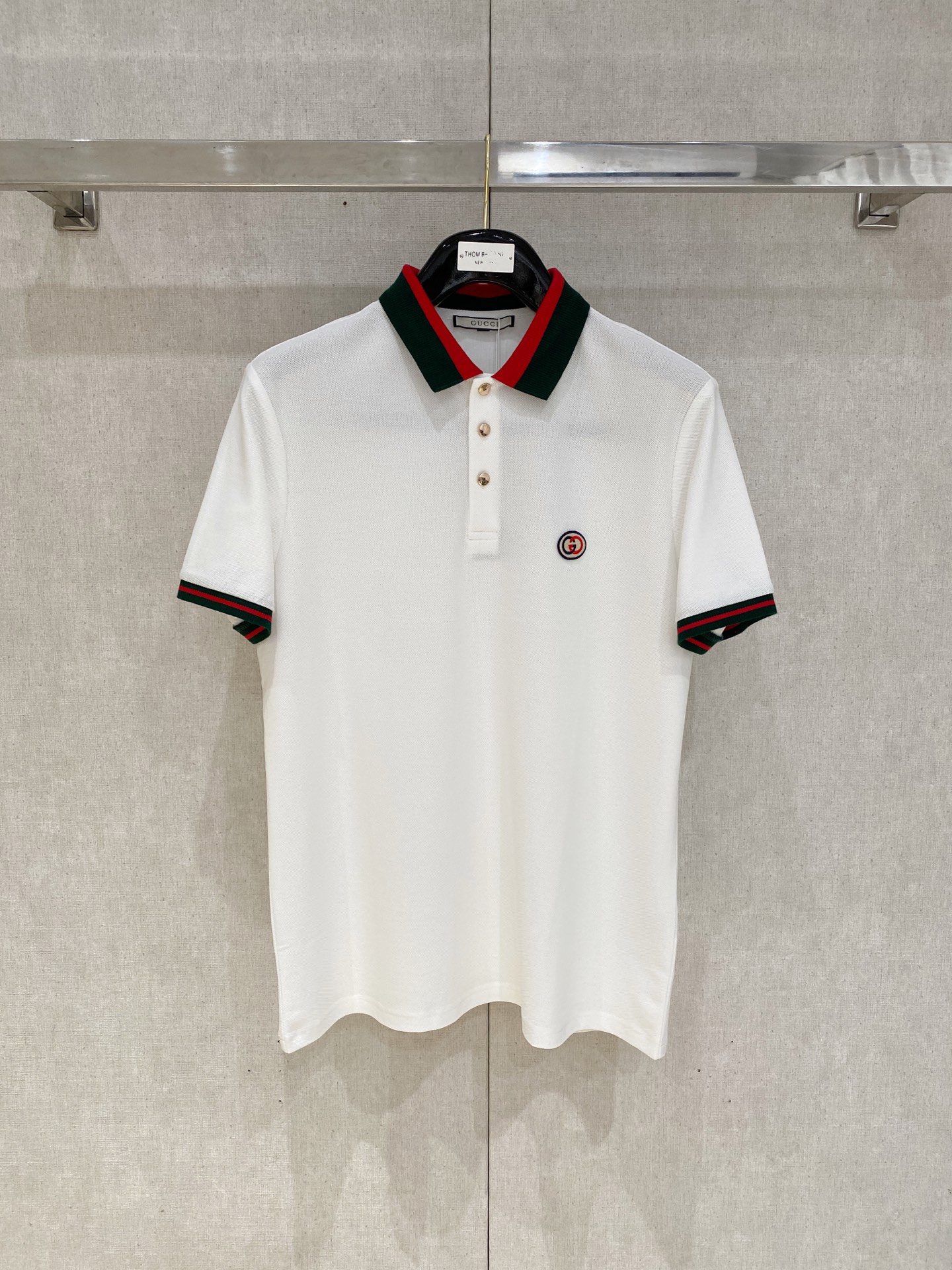 NO:440378,New product is on the market Gucci 2025ss summer new letter logo men's lapel Polo shirt!  Classic business men's style, high-end men's style at the ceiling level of business men's style!  Simple, fashionable and elegant, single-wearing inner wear is decent, quality control/detail control takes away, low-key, luxurious and connotative!  Customer-supplied fixed mesh flooring cotton cloth is carefully made, the surface of the fabric is evenly arranged and neatly arranged, with excellent breathability and heat dissipation and sweat resistance, and the comfort level of the upper body is completely better than that of ordinary single-sided sweat cloth tissue!  The classic brand LOGO logo on the chest is created with top-level craftsmanship. The LOGO has three-dimensional, clear and full texture, and is an extraordinary product in the classic field whether it is inner wear or single wear!  The exquisite cutting process, the processing of every detail is very standard and delicate, and it is comparable to that of ordinary LOW products on the market. Men must enter the basic versatile Polo shirts!  Multi-color Size M-3xl, gucci,alexander wang19860909新品上市 古驰 2025ss夏季新款字母logo男士翻领Polo衫！经典商务男款,高端男装的天花板级别的商务男款！简约时尚大气不失优雅,单穿内搭体面过人,品质控/细节控的闭眼带走,低调又奢华有内涵！ 客供定织网眼珠地棉布精心制成,面料表面排列均匀整齐的网眼纹理,透气性和散热排汗性极佳,上身舒适程度完全优于普通单面汗布组织！胸前经典的品牌LOGO标识,采用顶级工艺打造,LOGO立体清晰饱满,质感非凡的特质,无论是内搭还是单穿都是一款经典领域的产品！精妙绝伦的裁剪工艺,每一个细节处理的非常标准细腻,非市面一般LOW货可以媲美的,男士必入基础百搭款Polo衫推荐！ 颜色多颜色 尺码M-3xl,,gucci,alexander wang,Men's clothing