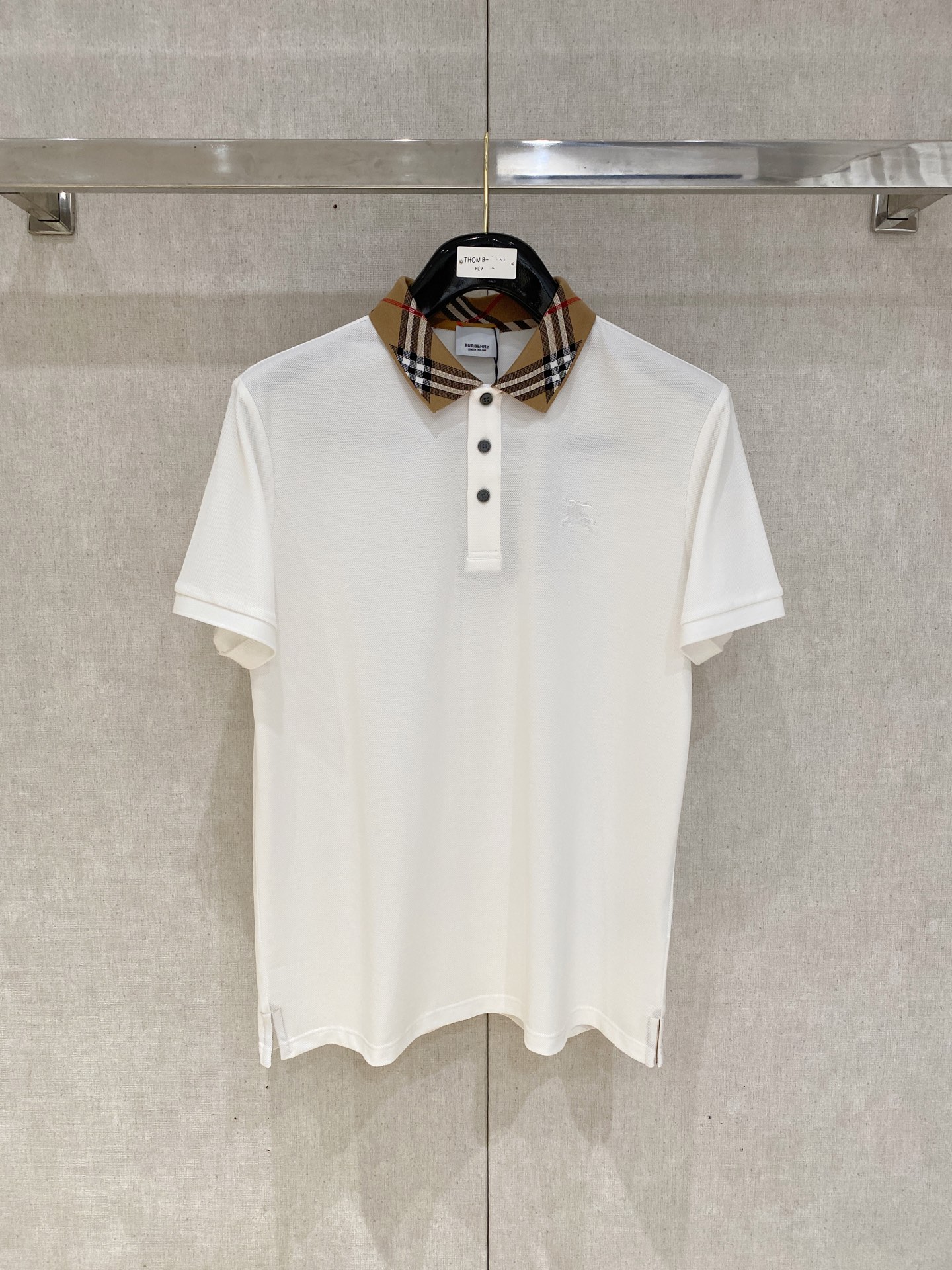 NO:440385,New product launches Burberry 2025ss summer new letter logo men's lapel Polo shirt!  Classic business men's style, high-end men's style at the ceiling level of business men's style!  Simple, fashionable and elegant, single-wearing inner wear is decent, quality control/detail control takes away, low-key, luxurious and connotative!  Customer-supplied fixed mesh flooring cotton cloth is carefully made, the surface of the fabric is evenly arranged and neatly arranged, with excellent breathability and heat dissipation and sweat resistance, and the comfort level of the upper body is completely better than that of ordinary single-sided sweat cloth tissue!  The classic brand LOGO logo on the chest is created with top-level craftsmanship. The LOGO has three-dimensional, clear and full texture, and is an extraordinary product in the classic field whether it is inner wear or single wear!  The exquisite cutting process, the processing of every detail is very standard and delicate, and it is comparable to that of ordinary LOW products on the market. Men must enter the basic versatile Polo shirts!  Multi-color Size M-3xl, Burberry, Alexander wang19860909新品上市 巴宝莉 2025ss夏季新款字母logo男士翻领Polo衫！经典商务男款,高端男装的天花板级别的商务男款！简约时尚大气不失优雅,单穿内搭体面过人,品质控/细节控的闭眼带走,低调又奢华有内涵！ 客供定织网眼珠地棉布精心制成,面料表面排列均匀整齐的网眼纹理,透气性和散热排汗性极佳,上身舒适程度完全优于普通单面汗布组织！胸前经典的品牌LOGO标识,采用顶级工艺打造,LOGO立体清晰饱满,质感非凡的特质,无论是内搭还是单穿都是一款经典领域的产品！精妙绝伦的裁剪工艺,每一个细节处理的非常标准细腻,非市面一般LOW货可以媲美的,男士必入基础百搭款Polo衫推荐！ 颜色多颜色 尺码M-3xl,,burberry,alexander wang,Men's clothing