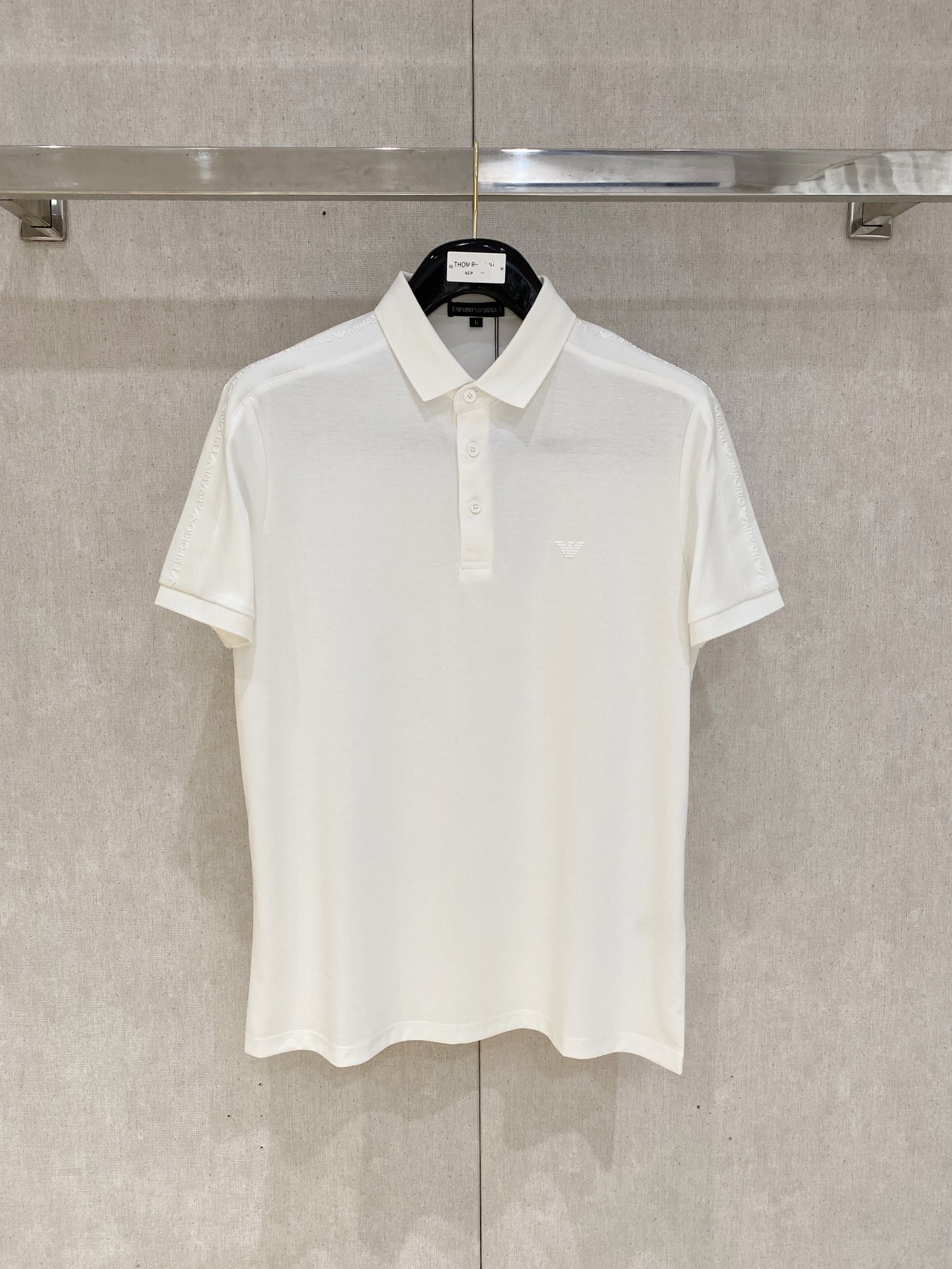 NO:440400,New product is on the market Armani 2025ss summer new letter logo men's lapel Polo shirt!  Classic business men's style, high-end men's style at the ceiling level of business men's style!  Simple, fashionable and elegant, single-wearing inner wear is decent, quality control/detail control takes away, low-key, luxurious and connotative!  Customer-supplied fixed mesh flooring cotton cloth is carefully made, the surface of the fabric is evenly arranged and neatly arranged, with excellent breathability and heat dissipation and sweat resistance, and the comfort level of the upper body is completely better than that of ordinary single-sided sweat cloth tissue!  The classic brand LOGO logo on the chest is created with top-level craftsmanship. The LOGO has three-dimensional, clear and full texture, and is an extraordinary product in the classic field whether it is inner wear or single wear!  The exquisite cutting process, the processing of every detail is very standard and delicate, and it is comparable to that of ordinary LOW products on the market. Men must enter the basic versatile Polo shirts!  Multi-color Size M-3xl, Armani,alexander wang19860909新品上市 阿玛尼 2025ss夏季新款字母logo男士翻领Polo衫！经典商务男款,高端男装的天花板级别的商务男款！简约时尚大气不失优雅,单穿内搭体面过人,品质控/细节控的闭眼带走,低调又奢华有内涵！ 客供定织网眼珠地棉布精心制成,面料表面排列均匀整齐的网眼纹理,透气性和散热排汗性极佳,上身舒适程度完全优于普通单面汗布组织！胸前经典的品牌LOGO标识,采用顶级工艺打造,LOGO立体清晰饱满,质感非凡的特质,无论是内搭还是单穿都是一款经典领域的产品！精妙绝伦的裁剪工艺,每一个细节处理的非常标准细腻,非市面一般LOW货可以媲美的,男士必入基础百搭款Polo衫推荐！ 颜色多颜色 尺码M-3xl,,armani,alexander wang,Men's clothing