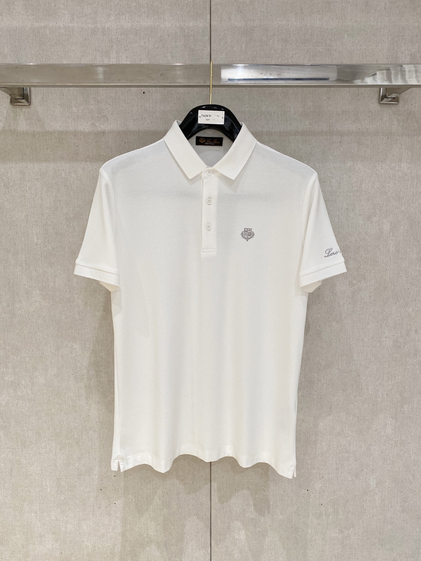 NO:440407,New product launch LP 2025ss summer new letter logo men's lapel Polo shirt!  Classic business men's style, high-end men's style at the ceiling level of business men's style!  Simple, fashionable and elegant, single-wearing inner wear is decent, quality control/detail control takes away, low-key, luxurious and connotative!  Customer-supplied fixed mesh flooring cotton cloth is carefully made, the surface of the fabric is evenly arranged and neatly arranged, with excellent breathability and heat dissipation and sweat resistance, and the comfort level of the upper body is completely better than that of ordinary single-sided sweat cloth tissue!  The classic brand LOGO logo on the chest is created with top-level craftsmanship. The LOGO has three-dimensional, clear and full texture, and is an extraordinary product in the classic field whether it is inner wear or single wear!  The exquisite cutting process, the processing of every detail is very standard and delicate, and it is comparable to that of ordinary LOW products on the market. Men must enter the basic versatile Polo shirts!  Multi-color Size M-3xl, loro piana, alexander wang19860909新品上市 LP 2025ss夏季新款字母logo男士翻领Polo衫！经典商务男款,高端男装的天花板级别的商务男款！简约时尚大气不失优雅,单穿内搭体面过人,品质控/细节控的闭眼带走,低调又奢华有内涵！ 客供定织网眼珠地棉布精心制成,面料表面排列均匀整齐的网眼纹理,透气性和散热排汗性极佳,上身舒适程度完全优于普通单面汗布组织！胸前经典的品牌LOGO标识,采用顶级工艺打造,LOGO立体清晰饱满,质感非凡的特质,无论是内搭还是单穿都是一款经典领域的产品！精妙绝伦的裁剪工艺,每一个细节处理的非常标准细腻,非市面一般LOW货可以媲美的,男士必入基础百搭款Polo衫推荐！ 颜色多颜色 尺码M-3xl,,loro piana,alexander wang,Men's clothing