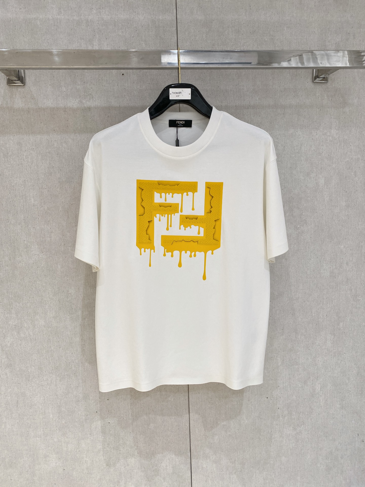 NO:452373,Fendi Haute Clothing Fabric 250g pure cotton New product for the Spring and Summer Counter of the Year of the Snake, the short-sleeved fashion classic round neck short-sleeved cuff hem adopts a traceless design. Fashionable single product design, more fashionable and comfortable, high-standard customization, very stylish upper body, classic LOGO pattern on the chest brand customer-supplied auxiliary materials, customer-supplied imported high-end fabric with very delicate texture, exquisite details and exquisite craftsmanship, extremely shaping item, can be matched with any fashion, super good style, a must-have item for trendy men Size S-XXL!  ,fendi,T-shirt,alexander wang19860909芬迪高定面料 250克纯棉 蛇年春夏专柜新品短袖时尚经典圆领短袖袖口下摆采用无痕设计 时尚单品设计,更加时尚舒适,高标准定制,上身非常有型,胸前品牌经典LOGO 图案 客供辅料,客供进口高档面料质感非常细腻,细节工艺精湛考究,塑造性极高的一款单品,任何时装都可以搭配,版型超级好 潮男必备单品 尺码S-XXL！,,fendi,T-shirt,alexander wang,Men's clothing