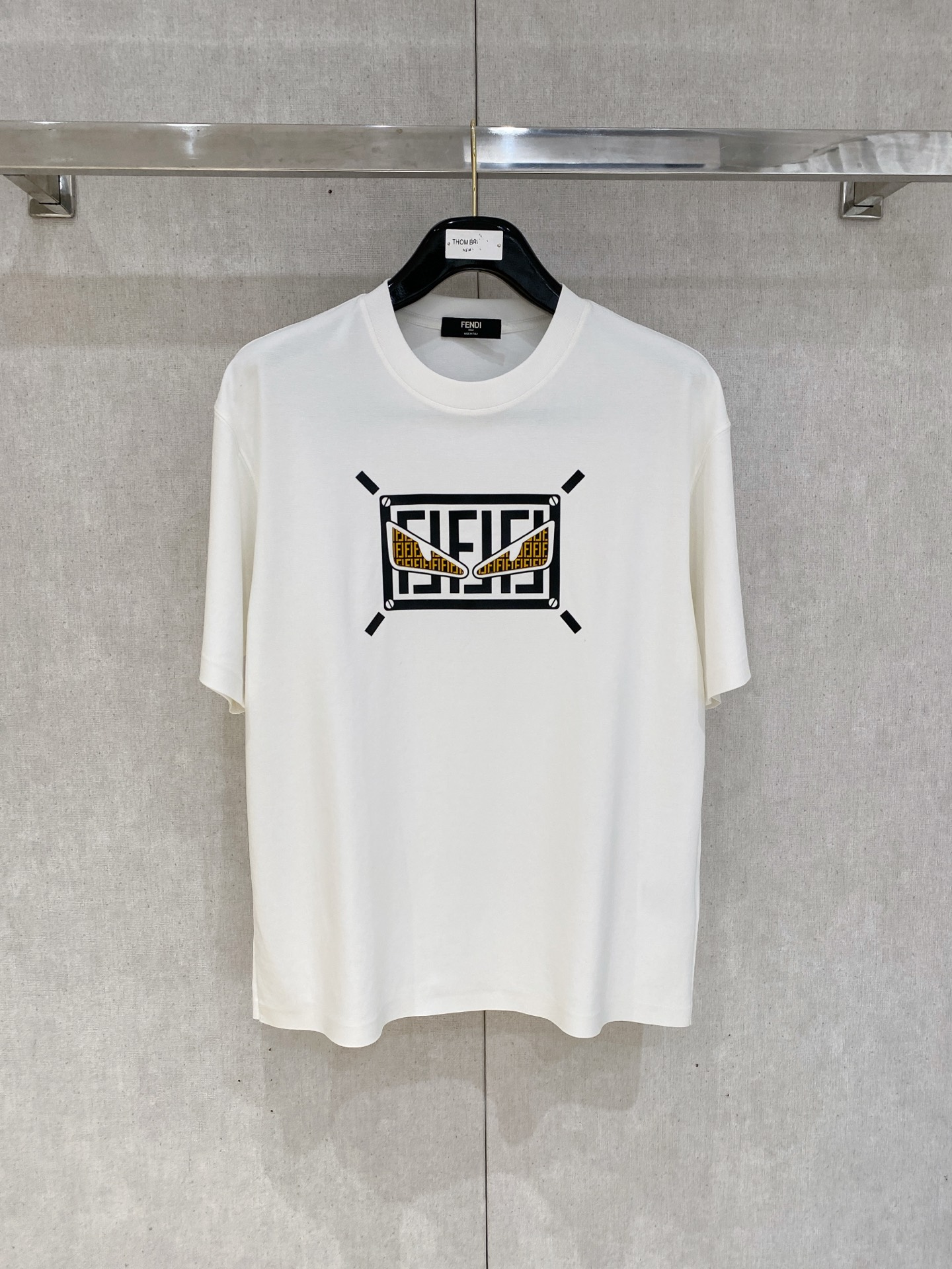 NO:452387,Fendi Haute Clothing Fabric 250g pure cotton New product for the Spring and Summer Counter of the Year of the Snake, the classic round neck and short sleeve cuffs with traceless design. Fashionable single product design, more fashionable and comfortable, high-standard customization, very stylish upper body, classic LOGO pattern on the chest brand customer-supplied auxiliary materials, customer-supplied imported high-end fabric with very delicate texture, exquisite details and exquisite craftsmanship, extremely shaping item, can be matched with any fashion, super good style, a must-have item for trendy men Size S-XXL!  ,fendi,T-shirt,alexander wang19860909芬迪高定面料 250克纯棉 蛇年春夏专柜新品短袖时尚经典圆领短袖袖口下摆采用无痕设计 时尚单品设计,更加时尚舒适,高标准定制,上身非常有型,胸前品牌经典LOGO 图案 客供辅料,客供进口高档面料质感非常细腻,细节工艺精湛考究,塑造性极高的一款单品,任何时装都可以搭配,版型超级好 潮男必备单品 尺码S-XXL！,,fendi,T-shirt,alexander wang,Men's clothing