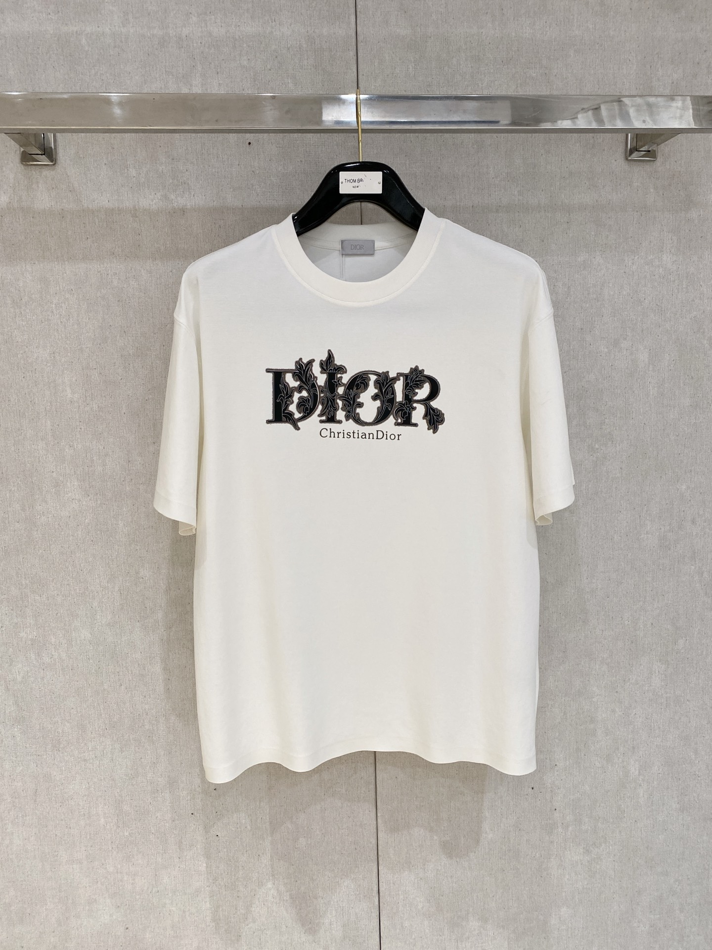 NO:452398,Dior high-end fabric 250g pure cotton The new product of the Year of the Snake Spring and Summer counter is short-sleeved, fashionable classic round neck and short-sleeved cuff hem with traceless design. Fashionable single product design, more fashionable and comfortable, high-standard customization, very stylish upper body, classic LOGO pattern on the chest brand customer-supplied auxiliary materials, customer-supplied imported high-end fabric has a very delicate texture, exquisite details and exquisite craftsmanship, and a very high shaping item, can be matched with any fashion, super good style, a must-have item for trendy men Size S-XXL!  ,dior,T-shirt,alexander wang19860909迪奥高定面料 250克纯棉 蛇年春夏专柜新品短袖时尚经典圆领短袖袖口下摆采用无痕设计 时尚单品设计,更加时尚舒适,高标准定制,上身非常有型,胸前品牌经典LOGO 图案 客供辅料,客供进口高档面料质感非常细腻,细节工艺精湛考究,塑造性极高的一款单品,任何时装都可以搭配,版型超级好 潮男必备单品 尺码S-XXL！,,dior,T-shirt,alexander wang,Men's clothing