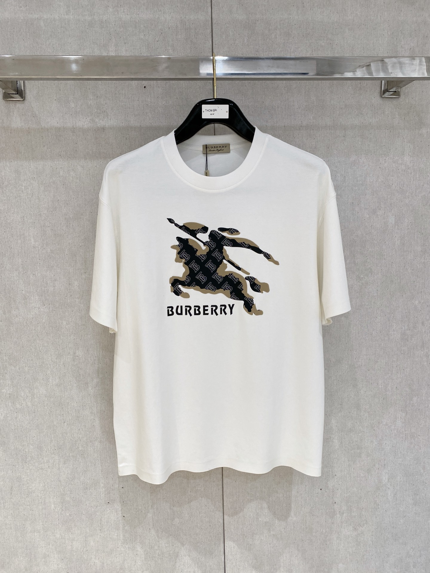 NO:452390,Burberry haute couture fabric 250g pure cotton The new product of the Year of the Snake Spring and Summer counter is short-sleeved, fashionable classic round neck short-sleeved cuff hem with traceless design. Fashionable single product design, more fashionable and comfortable, high-standard customization, very stylish upper body, classic LOGO pattern on the chest brand customer-supplied auxiliary materials, customer-supplied imported high-end fabric with very delicate texture, exquisite details and exquisite craftsmanship, extremely shaping item, can be matched with any fashion, super good style, a must-have item for trendy men Size S-XXL!  ,burberry,T-shirt,alexander wang19860909巴宝莉高定面料 250克纯棉 蛇年春夏专柜新品短袖时尚经典圆领短袖袖口下摆采用无痕设计 时尚单品设计,更加时尚舒适,高标准定制,上身非常有型,胸前品牌经典LOGO 图案 客供辅料,客供进口高档面料质感非常细腻,细节工艺精湛考究,塑造性极高的一款单品,任何时装都可以搭配,版型超级好 潮男必备单品 尺码S-XXL！,,burberry,T-shirt,alexander wang,Men's clothing