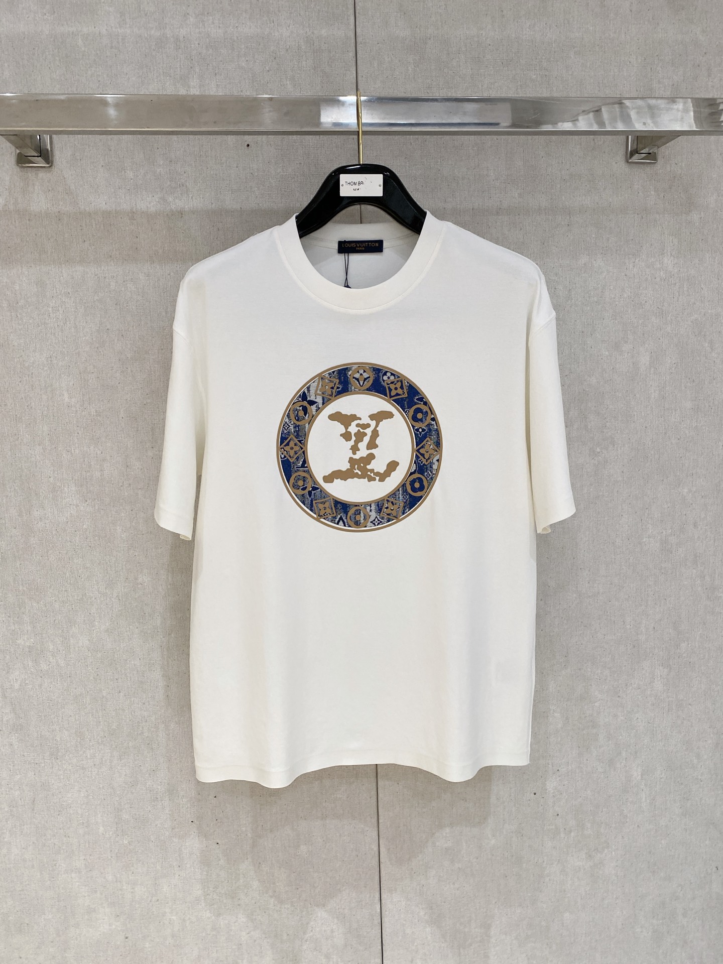 NO:452394,LV high-end fabric 250g pure cotton The new product of the Year of the Snake Spring and Summer counter is short-sleeved, fashionable classic round neck short-sleeved cuff hem with traceless design. Fashionable single product design, more fashionable and comfortable, high-standard customization, very stylish upper body, classic LOGO pattern on the chest brand customer-supplied auxiliary materials, customer-supplied imported high-end fabric with very delicate texture, exquisite details and exquisite craftsmanship, extremely shaping item, can be matched with any fashion, super good style, a must-have item for trendy men Size S-XXL!  ,,louis vuitton,T-shirt,alexander wang19860909LV高定面料 250克纯棉 蛇年春夏专柜新品短袖时尚经典圆领短袖袖口下摆采用无痕设计 时尚单品设计,更加时尚舒适,高标准定制,上身非常有型,胸前品牌经典LOGO 图案 客供辅料,客供进口高档面料质感非常细腻,细节工艺精湛考究,塑造性极高的一款单品,任何时装都可以搭配,版型超级好 潮男必备单品 尺码S-XXL！,,louis vuitton,T-shirt,alexander wang,Men's clothing