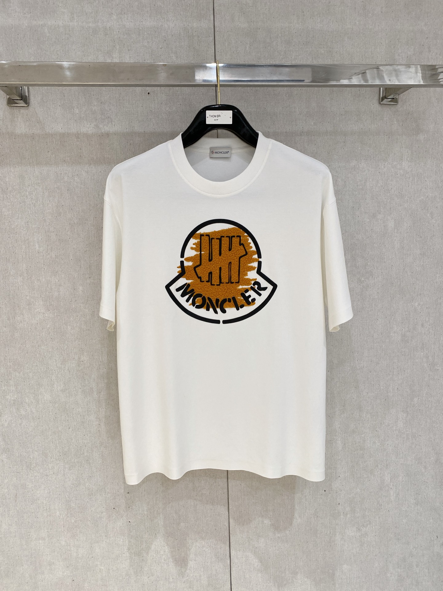 NO:452369,The masked haute couture fabric 250g pure cotton. The new product of the spring and summer counter of the Year of the Snake. The short-sleeved fashion classic round neck short-sleeved cuff hem is made of markless design. Fashionable single product design is more fashionable and comfortable, customized at high standards. The upper body is very stylish. The classic LOGO pattern on the chest brand is customer-supplied auxiliary materials. Customer-supplied high-end fabric has a very delicate texture, exquisite details and exquisite craftsmanship, and a very high shaping item. Any fashion can be matched with. The style is super good. A must-have item for trendy men. Size S-XXL!  , Moncler, T-shirt, alexander wang19860909蒙口高定面料 250克纯棉 蛇年春夏专柜新品短袖时尚经典圆领短袖袖口下摆采用无痕设计 时尚单品设计,更加时尚舒适,高标准定制,上身非常有型,胸前品牌经典LOGO 图案 客供辅料,客供进口高档面料质感非常细腻,细节工艺精湛考究,塑造性极高的一款单品,任何时装都可以搭配,版型超级好 潮男必备单品 尺码S-XXL！,,Moncler,T-shirt,alexander wang,Men's clothing