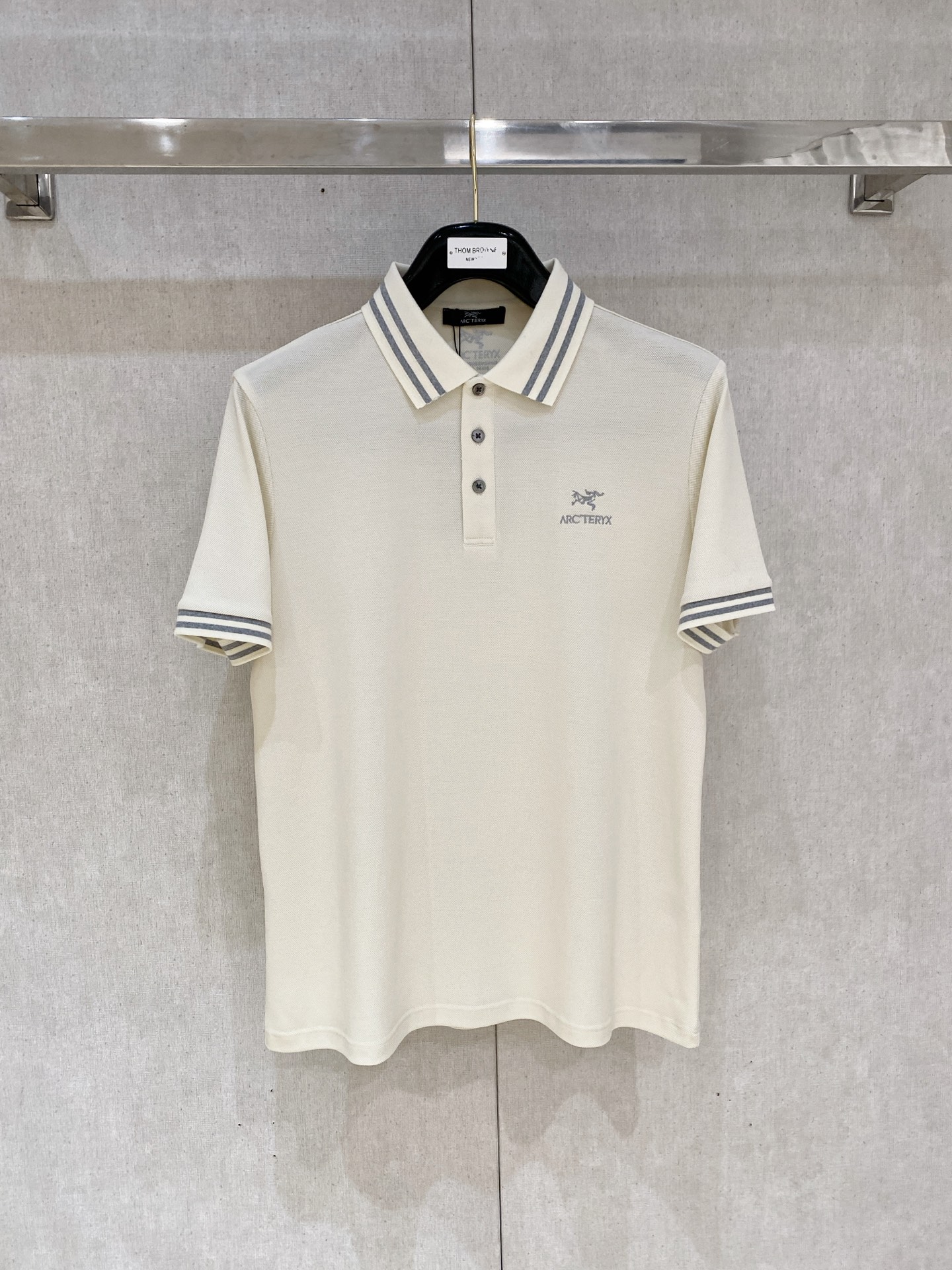 NO:440351,New product is on the market. Archaeopteryx 2025ss summer new letter logo men's lapel Polo shirt!  Classic business men's style, high-end men's style at the ceiling level of business men's style!  Simple, fashionable and elegant, single-wearing inner wear is decent, quality control/detail control takes away, low-key, luxurious and connotative!  Customer-supplied fixed mesh flooring cotton cloth is carefully made, the surface of the fabric is evenly arranged and neatly arranged, with excellent breathability and heat dissipation and sweat resistance, and the comfort level of the upper body is completely better than that of ordinary single-sided sweat cloth tissue!  The classic brand LOGO logo on the chest is created with top-level craftsmanship. The LOGO has three-dimensional, clear and full texture, and is an extraordinary product in the classic field whether it is inner wear or single wear!  The exquisite cutting process, the processing of every detail is very standard and delicate, and it is comparable to that of ordinary LOW products on the market. Men must enter the basic versatile Polo shirts!  Multi-color Size M-3xl,arc'teryx,alexander wang19860909新品上市 始祖鸟 2025ss夏季新款字母logo男士翻领Polo衫！经典商务男款,高端男装的天花板级别的商务男款！简约时尚大气不失优雅,单穿内搭体面过人,品质控/细节控的闭眼带走,低调又奢华有内涵！ 客供定织网眼珠地棉布精心制成,面料表面排列均匀整齐的网眼纹理,透气性和散热排汗性极佳,上身舒适程度完全优于普通单面汗布组织！胸前经典的品牌LOGO标识,采用顶级工艺打造,LOGO立体清晰饱满,质感非凡的特质,无论是内搭还是单穿都是一款经典领域的产品！精妙绝伦的裁剪工艺,每一个细节处理的非常标准细腻,非市面一般LOW货可以媲美的,男士必入基础百搭款Polo衫推荐！ 颜色多颜色 尺码M-3xl,arc'teryx,alexander wang,Men's clothing