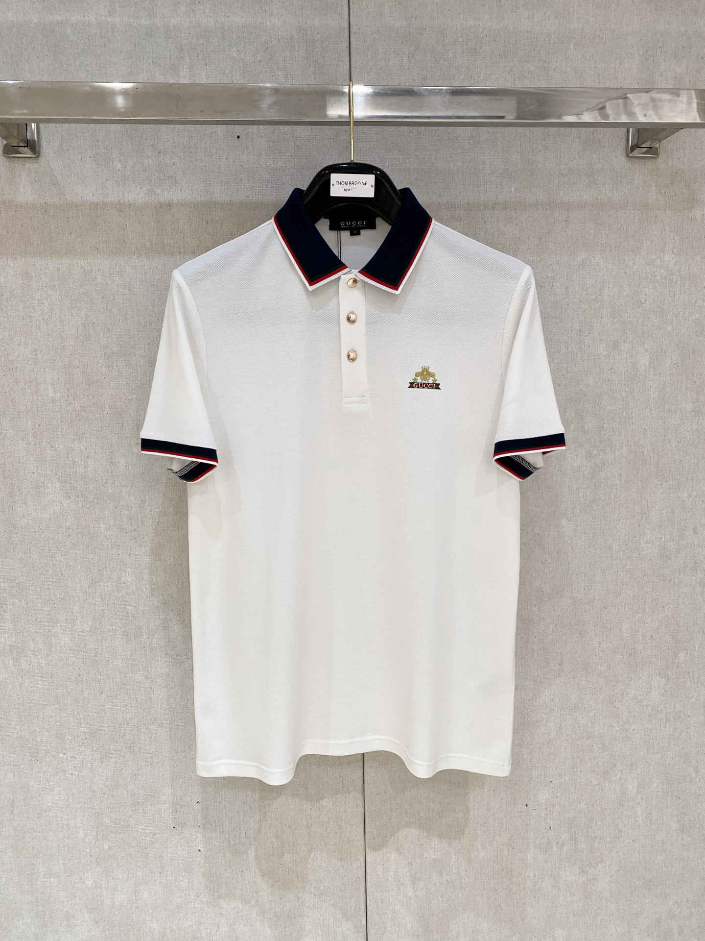 NO:440365,New product is on the market Gucci 2025ss summer new letter logo men's lapel Polo shirt!  Classic business men's style, high-end men's style at the ceiling level of business men's style!  Simple, fashionable and elegant, single-wearing inner wear is decent, quality control/detail control takes away, low-key, luxurious and connotative!  Customer-supplied fixed mesh flooring cotton cloth is carefully made, the surface of the fabric is evenly arranged and neatly arranged, with excellent breathability and heat dissipation and sweat resistance, and the comfort level of the upper body is completely better than that of ordinary single-sided sweat cloth tissue!  The classic brand LOGO logo on the chest is created with top-level craftsmanship. The LOGO has three-dimensional, clear and full texture, and is an extraordinary product in the classic field whether it is inner wear or single wear!  The exquisite cutting process, the processing of every detail is very standard and delicate, and it is comparable to that of ordinary LOW products on the market. Men must enter the basic versatile Polo shirts!  Multi-color Size M-3xl, gucci,alexander wang19860909新品上市 古驰 2025ss夏季新款字母logo男士翻领Polo衫！经典商务男款,高端男装的天花板级别的商务男款！简约时尚大气不失优雅,单穿内搭体面过人,品质控/细节控的闭眼带走,低调又奢华有内涵！ 客供定织网眼珠地棉布精心制成,面料表面排列均匀整齐的网眼纹理,透气性和散热排汗性极佳,上身舒适程度完全优于普通单面汗布组织！胸前经典的品牌LOGO标识,采用顶级工艺打造,LOGO立体清晰饱满,质感非凡的特质,无论是内搭还是单穿都是一款经典领域的产品！精妙绝伦的裁剪工艺,每一个细节处理的非常标准细腻,非市面一般LOW货可以媲美的,男士必入基础百搭款Polo衫推荐！ 颜色多颜色 尺码M-3xl,,gucci,alexander wang,Men's clothing
