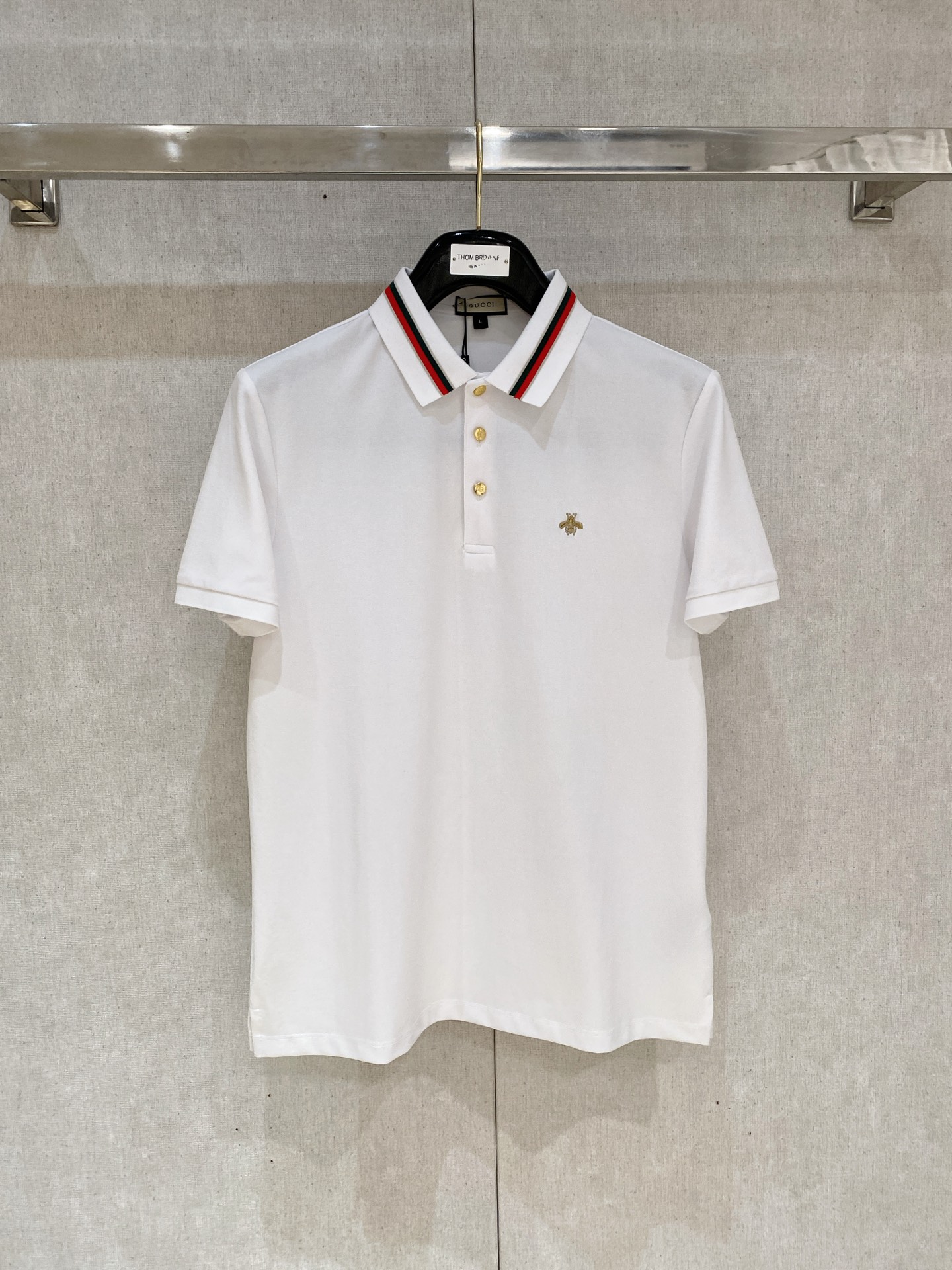NO:440346,New product is on the market Gucci 2025ss summer new letter logo men's lapel Polo shirt!  Classic business men's style, high-end men's style at the ceiling level of business men's style!  Simple, fashionable and elegant, single-wearing inner wear is decent, quality control/detail control takes away, low-key, luxurious and connotative!  Customer-supplied fixed mesh flooring cotton cloth is carefully made, the surface of the fabric is evenly arranged and neatly arranged, with excellent breathability and heat dissipation and sweat resistance, and the comfort level of the upper body is completely better than that of ordinary single-sided sweat cloth tissue!  The classic brand LOGO logo on the chest is created with top-level craftsmanship. The LOGO has three-dimensional, clear and full texture, and is an extraordinary product in the classic field whether it is inner wear or single wear!  The exquisite cutting process, the processing of every detail is very standard and delicate, and it is comparable to that of ordinary LOW products on the market. Men must enter the basic versatile Polo shirts!  Multi-color Size M-3xl, gucci,alexander wang19860909新品上市 古驰 2025ss夏季新款字母logo男士翻领Polo衫！经典商务男款,高端男装的天花板级别的商务男款！简约时尚大气不失优雅,单穿内搭体面过人,品质控/细节控的闭眼带走,低调又奢华有内涵！ 客供定织网眼珠地棉布精心制成,面料表面排列均匀整齐的网眼纹理,透气性和散热排汗性极佳,上身舒适程度完全优于普通单面汗布组织！胸前经典的品牌LOGO标识,采用顶级工艺打造,LOGO立体清晰饱满,质感非凡的特质,无论是内搭还是单穿都是一款经典领域的产品！精妙绝伦的裁剪工艺,每一个细节处理的非常标准细腻,非市面一般LOW货可以媲美的,男士必入基础百搭款Polo衫推荐！ 颜色多颜色 尺码M-3xl,,gucci,alexander wang,Men's clothing