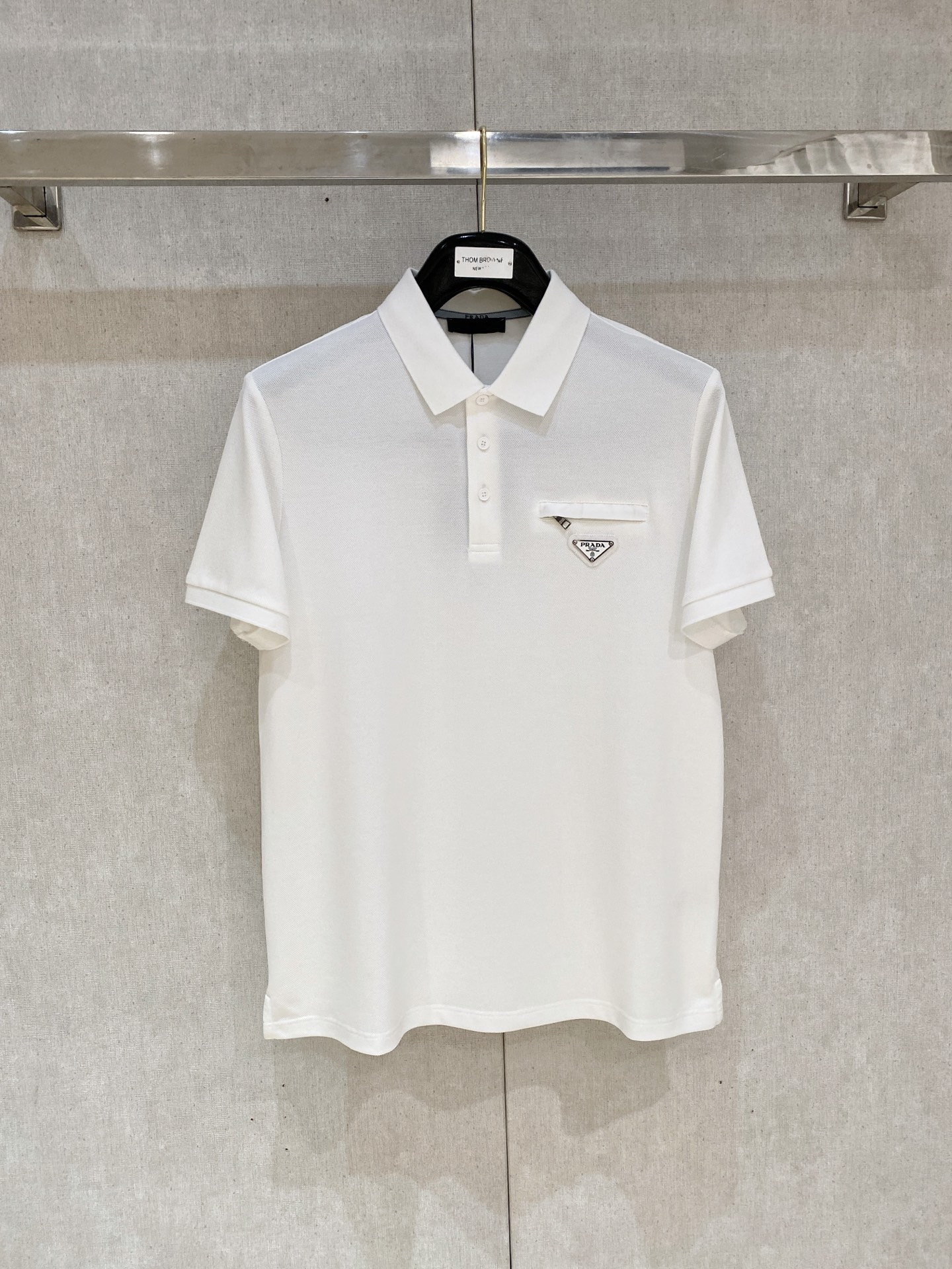 NO:440355,New product is on the market Prada 2025ss summer new letter logo men's lapel Polo shirt!  Classic business men's style, high-end men's style at the ceiling level of business men's style!  Simple, fashionable and elegant, single-wearing inner wear is decent, quality control/detail control takes away, low-key, luxurious and connotative!  Customer-supplied fixed mesh flooring cotton cloth is carefully made, the surface of the fabric is evenly arranged and neatly arranged, with excellent breathability and heat dissipation and sweat resistance, and the comfort level of the upper body is completely better than that of ordinary single-sided sweat cloth tissue!  The classic brand LOGO logo on the chest is created with top-level craftsmanship. The LOGO has three-dimensional, clear and full texture, and is an extraordinary product in the classic field whether it is inner wear or single wear!  The exquisite cutting process, the processing of every detail is very standard and delicate, and it is comparable to that of ordinary LOW products on the market. Men must enter the basic versatile Polo shirts!  Multi-color Size M-3xl, Prada, alexander wang19860909新品上市 普拉达 2025ss夏季新款字母logo男士翻领Polo衫！经典商务男款,高端男装的天花板级别的商务男款！简约时尚大气不失优雅,单穿内搭体面过人,品质控/细节控的闭眼带走,低调又奢华有内涵！ 客供定织网眼珠地棉布精心制成,面料表面排列均匀整齐的网眼纹理,透气性和散热排汗性极佳,上身舒适程度完全优于普通单面汗布组织！胸前经典的品牌LOGO标识,采用顶级工艺打造,LOGO立体清晰饱满,质感非凡的特质,无论是内搭还是单穿都是一款经典领域的产品！精妙绝伦的裁剪工艺,每一个细节处理的非常标准细腻,非市面一般LOW货可以媲美的,男士必入基础百搭款Polo衫推荐！ 颜色多颜色 尺码M-3xl,,prada,alexander wang,Men's clothing