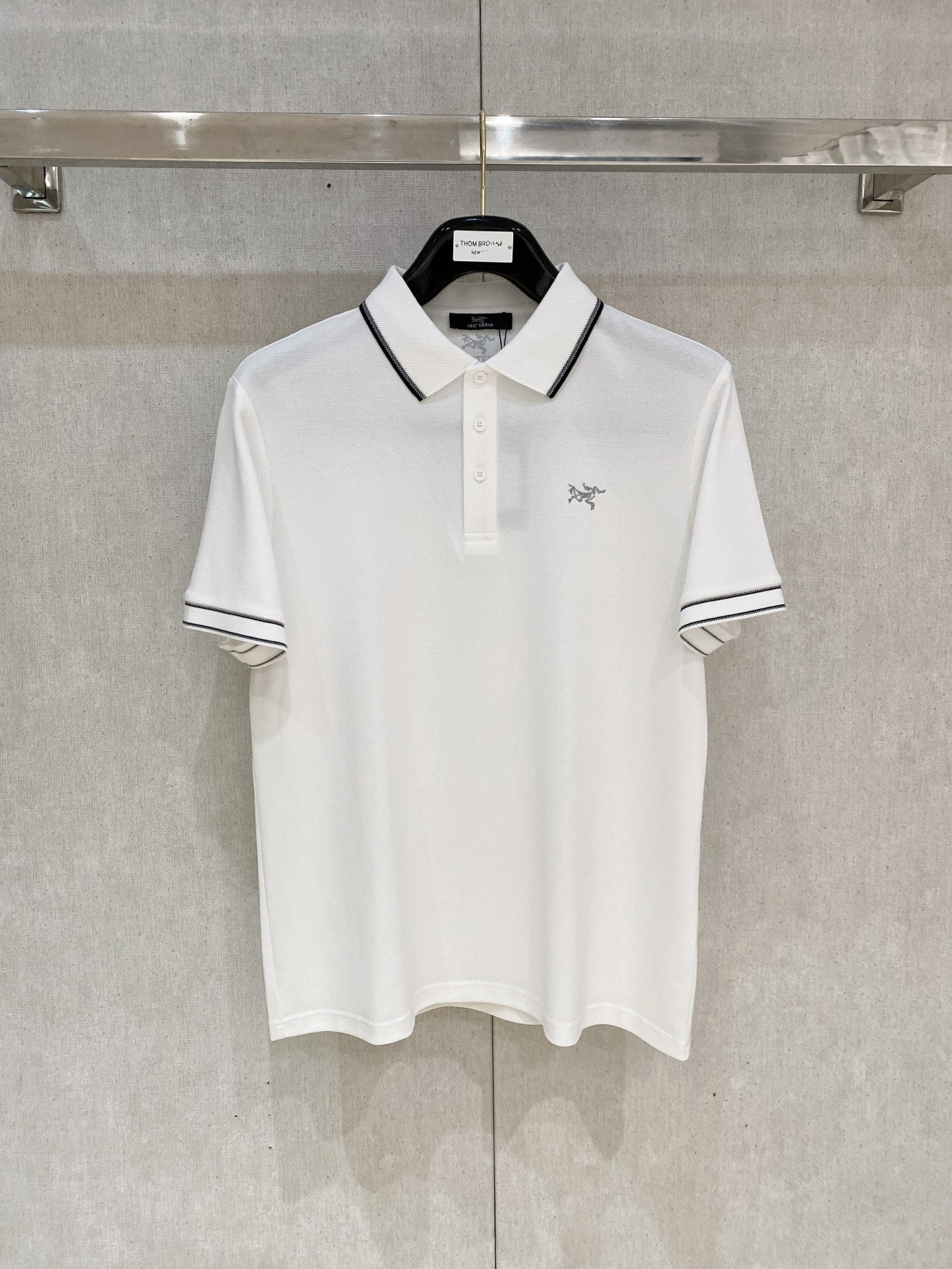NO:440323,New product is on the market. Archaeopteryx 2025ss summer new letter logo men's lapel Polo shirt!  Classic business men's style, high-end men's style at the ceiling level of business men's style!  Simple, fashionable and elegant, single-wearing inner wear is decent, quality control/detail control takes away, low-key, luxurious and connotative!  Customer-supplied fixed mesh flooring cotton cloth is carefully made, the surface of the fabric is evenly arranged and neatly arranged, with excellent breathability and heat dissipation and sweat resistance, and the comfort level of the upper body is completely better than that of ordinary single-sided sweat cloth tissue!  The classic brand LOGO logo on the chest is created with top-level craftsmanship. The LOGO has three-dimensional, clear and full texture, and is an extraordinary product in the classic field whether it is inner wear or single wear!  The exquisite cutting process, the processing of every detail is very standard and delicate, and it is comparable to that of ordinary LOW products on the market. Men must enter the basic versatile Polo shirts!  Multi-color Size M-3xl,arc'teryx,alexander wang19860909新品上市 始祖鸟 2025ss夏季新款字母logo男士翻领Polo衫！经典商务男款,高端男装的天花板级别的商务男款！简约时尚大气不失优雅,单穿内搭体面过人,品质控/细节控的闭眼带走,低调又奢华有内涵！ 客供定织网眼珠地棉布精心制成,面料表面排列均匀整齐的网眼纹理,透气性和散热排汗性极佳,上身舒适程度完全优于普通单面汗布组织！胸前经典的品牌LOGO标识,采用顶级工艺打造,LOGO立体清晰饱满,质感非凡的特质,无论是内搭还是单穿都是一款经典领域的产品！精妙绝伦的裁剪工艺,每一个细节处理的非常标准细腻,非市面一般LOW货可以媲美的,男士必入基础百搭款Polo衫推荐！ 颜色多颜色 尺码M-3xl,arc'teryx,alexander wang,Men's clothing