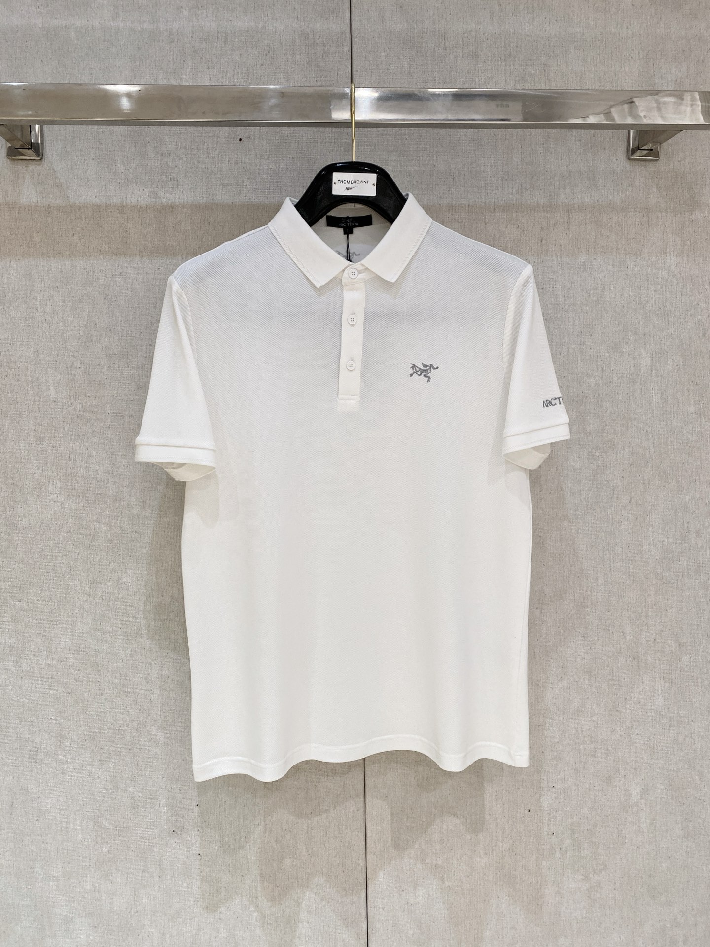 NO:440359,New product is on the market. Archaeopteryx 2025ss summer new letter logo men's lapel Polo shirt!  Classic business men's style, high-end men's style at the ceiling level of business men's style!  Simple, fashionable and elegant, single-wearing inner wear is decent, quality control/detail control takes away, low-key, luxurious and connotative!  Customer-supplied fixed mesh flooring cotton cloth is carefully made, the surface of the fabric is evenly arranged and neatly arranged, with excellent breathability and heat dissipation and sweat resistance, and the comfort level of the upper body is completely better than that of ordinary single-sided sweat cloth tissue!  The classic brand LOGO logo on the chest is created with top-level craftsmanship. The LOGO has three-dimensional, clear and full texture, and is an extraordinary product in the classic field whether it is inner wear or single wear!  The exquisite cutting process, the processing of every detail is very standard and delicate, and it is comparable to that of ordinary LOW products on the market. Men must enter the basic versatile Polo shirts!  Multi-color Size M-3xl,arc'teryx,alexander wang19860909新品上市 始祖鸟 2025ss夏季新款字母logo男士翻领Polo衫！经典商务男款,高端男装的天花板级别的商务男款！简约时尚大气不失优雅,单穿内搭体面过人,品质控/细节控的闭眼带走,低调又奢华有内涵！ 客供定织网眼珠地棉布精心制成,面料表面排列均匀整齐的网眼纹理,透气性和散热排汗性极佳,上身舒适程度完全优于普通单面汗布组织！胸前经典的品牌LOGO标识,采用顶级工艺打造,LOGO立体清晰饱满,质感非凡的特质,无论是内搭还是单穿都是一款经典领域的产品！精妙绝伦的裁剪工艺,每一个细节处理的非常标准细腻,非市面一般LOW货可以媲美的,男士必入基础百搭款Polo衫推荐！ 颜色多颜色 尺码M-3xl,arc'teryx,alexander wang,Men's clothing