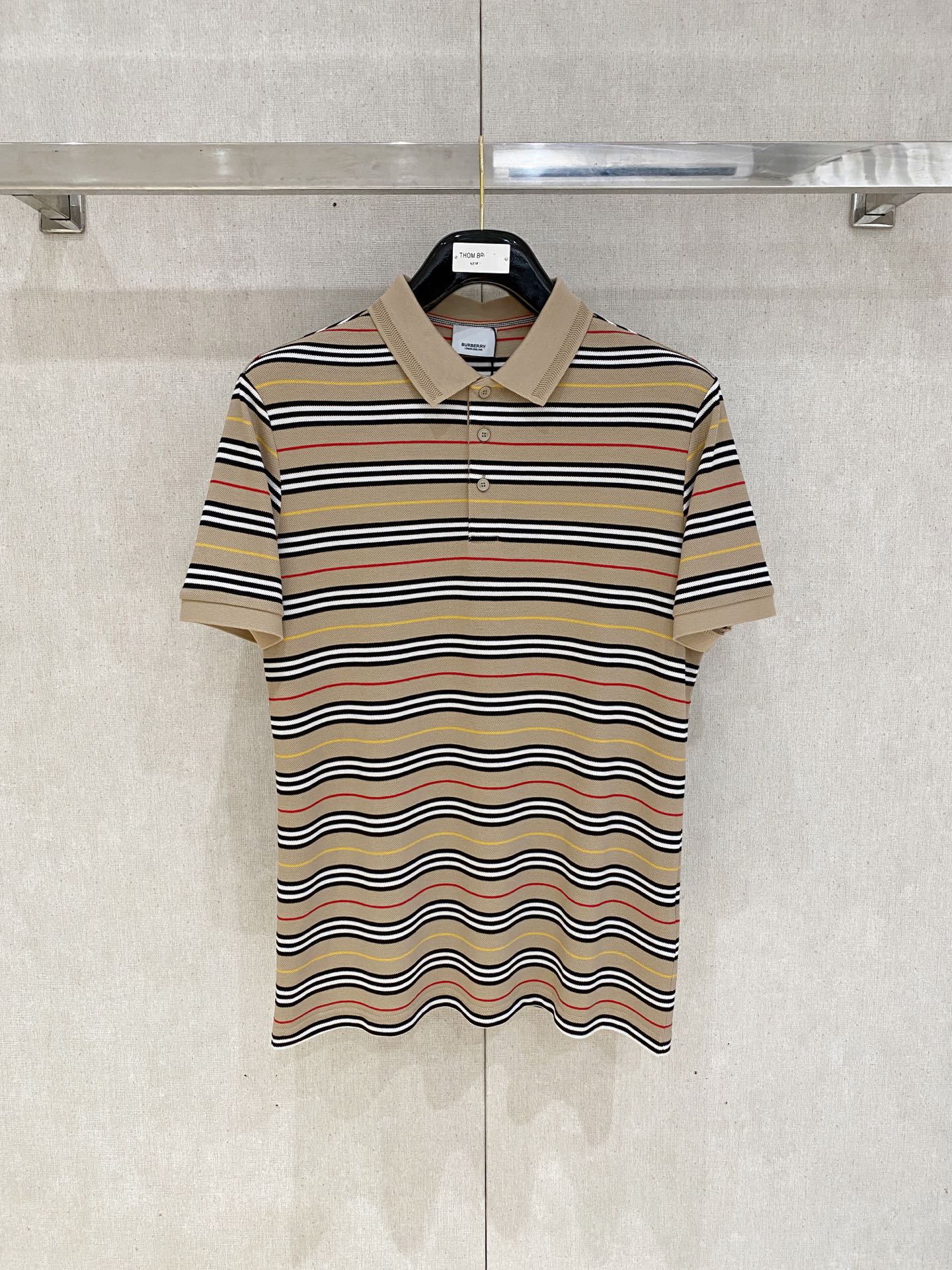 NO:440330,New product launches Burberry 2025ss summer new letter logo men's lapel Polo shirt!  Classic business men's style, high-end men's style at the ceiling level of business men's style!  Simple, fashionable and elegant, single-wearing inner wear is decent, quality control/detail control takes away, low-key, luxurious and connotative!  Customer-supplied fixed mesh flooring cotton cloth is carefully made, the surface of the fabric is evenly arranged and neatly arranged, with excellent breathability and heat dissipation and sweat resistance, and the comfort level of the upper body is completely better than that of ordinary single-sided sweat cloth tissue!  The classic brand LOGO logo on the chest is created with top-level craftsmanship. The LOGO has three-dimensional, clear and full texture, and is an extraordinary product in the classic field whether it is inner wear or single wear!  The exquisite cutting process, the processing of every detail is very standard and delicate, and it is comparable to that of ordinary LOW products on the market. Men must enter the basic versatile Polo shirts!  Multi-color Size M-3xl, Burberry, Alexander wang19860909新品上市 巴宝莉 2025ss夏季新款字母logo男士翻领Polo衫！经典商务男款,高端男装的天花板级别的商务男款！简约时尚大气不失优雅,单穿内搭体面过人,品质控/细节控的闭眼带走,低调又奢华有内涵！ 客供定织网眼珠地棉布精心制成,面料表面排列均匀整齐的网眼纹理,透气性和散热排汗性极佳,上身舒适程度完全优于普通单面汗布组织！胸前经典的品牌LOGO标识,采用顶级工艺打造,LOGO立体清晰饱满,质感非凡的特质,无论是内搭还是单穿都是一款经典领域的产品！精妙绝伦的裁剪工艺,每一个细节处理的非常标准细腻,非市面一般LOW货可以媲美的,男士必入基础百搭款Polo衫推荐！ 颜色多颜色 尺码M-3xl,,burberry,alexander wang,Men's clothing