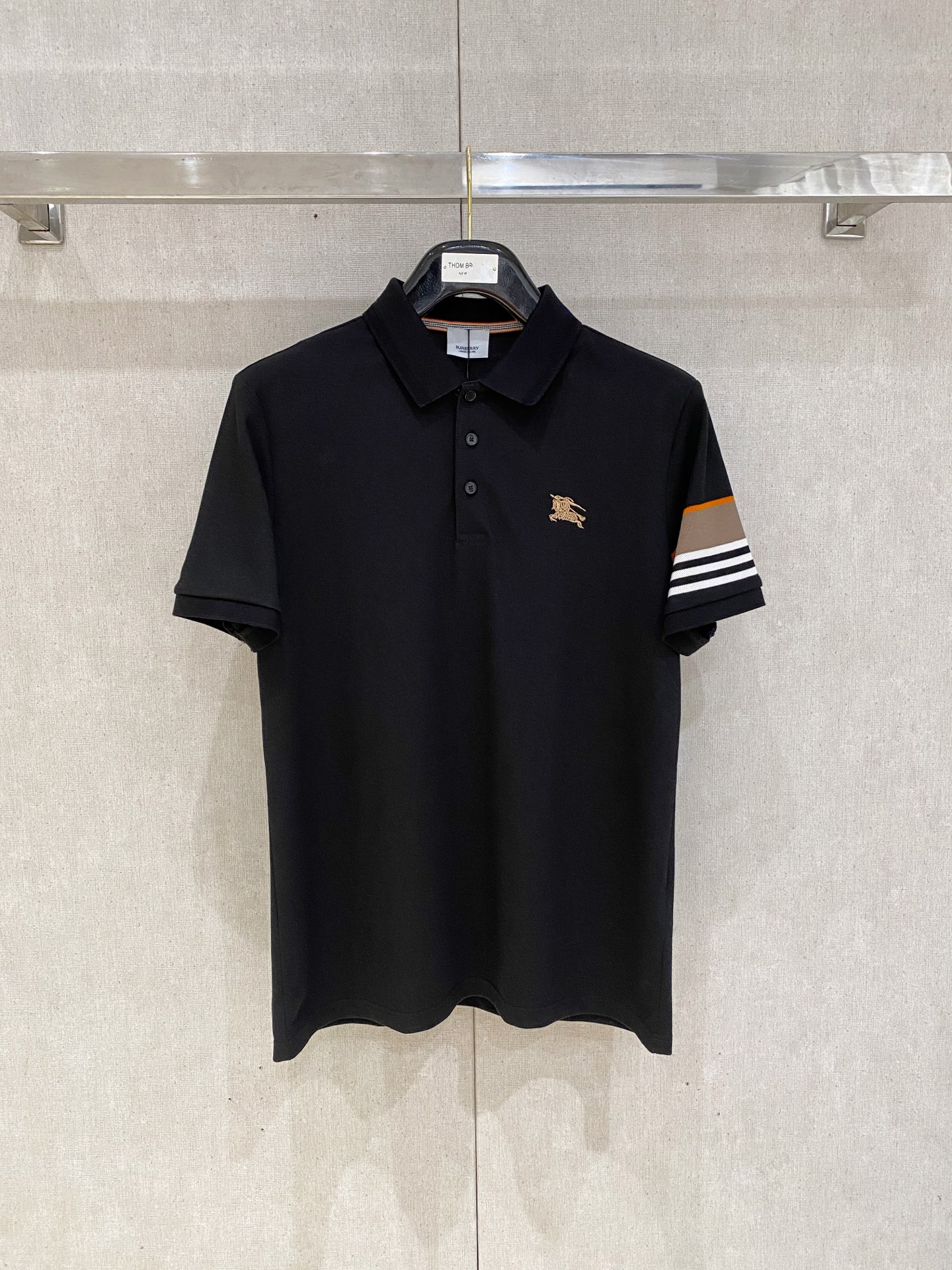 NO:440316,New product launches Burberry 2025ss summer new letter logo men's lapel Polo shirt!  Classic business men's style, high-end men's style at the ceiling level of business men's style!  Simple, fashionable and elegant, single-wearing inner wear is decent, quality control/detail control takes away, low-key, luxurious and connotative!  Customer-supplied fixed mesh flooring cotton cloth is carefully made, the surface of the fabric is evenly arranged and neatly arranged, with excellent breathability and heat dissipation and sweat resistance, and the comfort level of the upper body is completely better than that of ordinary single-sided sweat cloth tissue!  The classic brand LOGO logo on the chest is created with top-level craftsmanship. The LOGO has three-dimensional, clear and full texture, and is an extraordinary product in the classic field whether it is inner wear or single wear!  The exquisite cutting process, the processing of every detail is very standard and delicate, and it is comparable to that of ordinary LOW products on the market. Men must enter the basic versatile Polo shirts!  Multi-color Size M-3xl, Burberry, Alexander wang19860909新品上市 巴宝莉 2025ss夏季新款字母logo男士翻领Polo衫！经典商务男款,高端男装的天花板级别的商务男款！简约时尚大气不失优雅,单穿内搭体面过人,品质控/细节控的闭眼带走,低调又奢华有内涵！ 客供定织网眼珠地棉布精心制成,面料表面排列均匀整齐的网眼纹理,透气性和散热排汗性极佳,上身舒适程度完全优于普通单面汗布组织！胸前经典的品牌LOGO标识,采用顶级工艺打造,LOGO立体清晰饱满,质感非凡的特质,无论是内搭还是单穿都是一款经典领域的产品！精妙绝伦的裁剪工艺,每一个细节处理的非常标准细腻,非市面一般LOW货可以媲美的,男士必入基础百搭款Polo衫推荐！ 颜色多颜色 尺码M-3xl,,burberry,alexander wang,Men's clothing