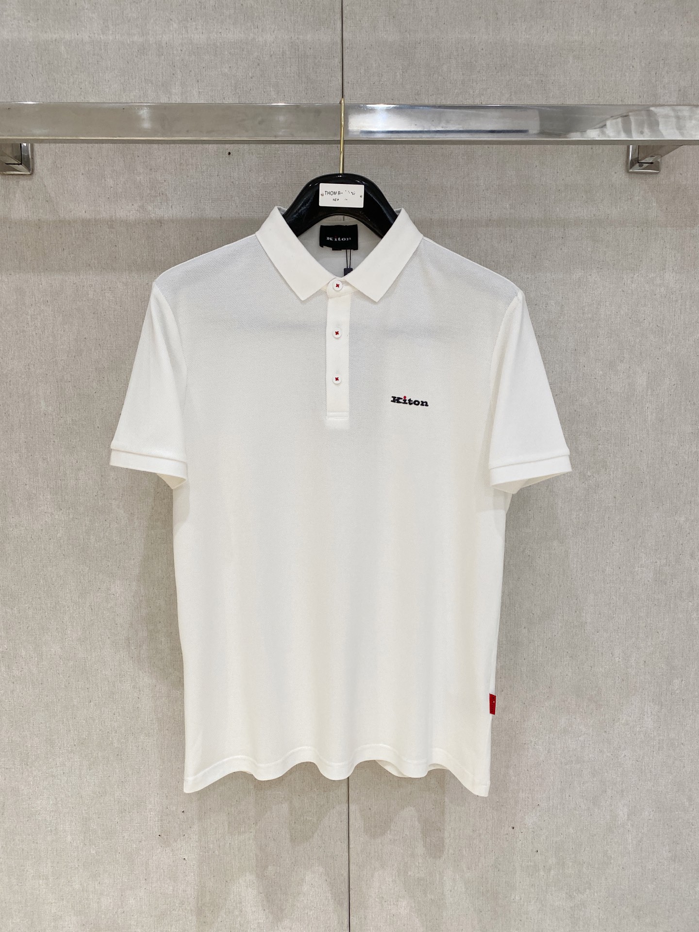 NO:440338,New product launch Kiton 2025ss summer new letter logo men's lapel Polo shirt!  Classic business men's style, high-end men's style at the ceiling level of business men's style!  Simple, fashionable and elegant, single-wearing inner wear is decent, quality control/detail control takes away, low-key, luxurious and connotative!  Customer-supplied fixed mesh flooring cotton cloth is carefully made, the surface of the fabric is evenly arranged and neatly arranged, with excellent breathability and heat dissipation and sweat resistance, and the comfort level of the upper body is completely better than that of ordinary single-sided sweat cloth tissue!  The classic brand LOGO logo on the chest is created with top-level craftsmanship. The LOGO has three-dimensional, clear and full texture, and is an extraordinary product in the classic field whether it is inner wear or single wear!  The exquisite cutting process, the processing of every detail is very standard and delicate, and it is comparable to that of ordinary LOW products on the market. Men must enter the basic versatile Polo shirts!  Multi-color Size M-3xl, alexander wang19860909新品上市 kiton 2025ss夏季新款字母logo男士翻领Polo衫！经典商务男款,高端男装的天花板级别的商务男款！简约时尚大气不失优雅,单穿内搭体面过人,品质控/细节控的闭眼带走,低调又奢华有内涵！ 客供定织网眼珠地棉布精心制成,面料表面排列均匀整齐的网眼纹理,透气性和散热排汗性极佳,上身舒适程度完全优于普通单面汗布组织！胸前经典的品牌LOGO标识,采用顶级工艺打造,LOGO立体清晰饱满,质感非凡的特质,无论是内搭还是单穿都是一款经典领域的产品！精妙绝伦的裁剪工艺,每一个细节处理的非常标准细腻,非市面一般LOW货可以媲美的,男士必入基础百搭款Polo衫推荐！ 颜色多颜色 尺码M-3xl,,alexander wang,Men's clothing