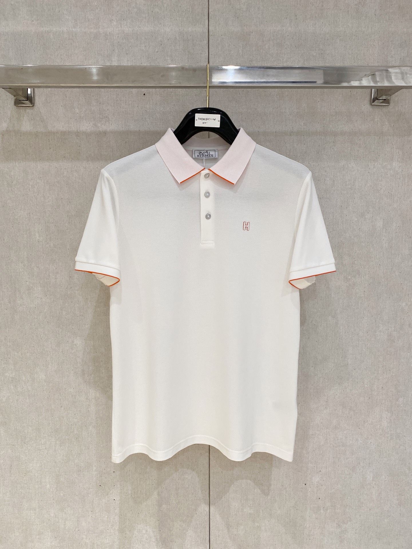 NO:440315,New products are on the market Hermes 2025ss summer new letter logo men's lapel Polo shirt!  Classic business men's style, high-end men's style at the ceiling level of business men's style!  Simple, fashionable and elegant, single-wearing inner wear is decent, quality control/detail control takes away, low-key, luxurious and connotative!  Customer-supplied fixed mesh flooring cotton cloth is carefully made, the surface of the fabric is evenly arranged and neatly arranged, with excellent breathability and heat dissipation and sweat resistance, and the comfort level of the upper body is completely better than that of ordinary single-sided sweat cloth tissue!  The classic brand LOGO logo on the chest is created with top-level craftsmanship. The LOGO has three-dimensional, clear and full texture, and is an extraordinary product in the classic field whether it is inner wear or single wear!  The exquisite cutting process, the processing of every detail is very standard and delicate, and it is comparable to that of ordinary LOW products on the market. Men must enter the basic versatile Polo shirts!  Multi-color Size M-3xl, hermes,alexander wang19860909新品上市 爱马仕 2025ss夏季新款字母logo男士翻领Polo衫！经典商务男款,高端男装的天花板级别的商务男款！简约时尚大气不失优雅,单穿内搭体面过人,品质控/细节控的闭眼带走,低调又奢华有内涵！ 客供定织网眼珠地棉布精心制成,面料表面排列均匀整齐的网眼纹理,透气性和散热排汗性极佳,上身舒适程度完全优于普通单面汗布组织！胸前经典的品牌LOGO标识,采用顶级工艺打造,LOGO立体清晰饱满,质感非凡的特质,无论是内搭还是单穿都是一款经典领域的产品！精妙绝伦的裁剪工艺,每一个细节处理的非常标准细腻,非市面一般LOW货可以媲美的,男士必入基础百搭款Polo衫推荐！ 颜色多颜色 尺码M-3xl,,hermes,alexander wang,Men's clothing