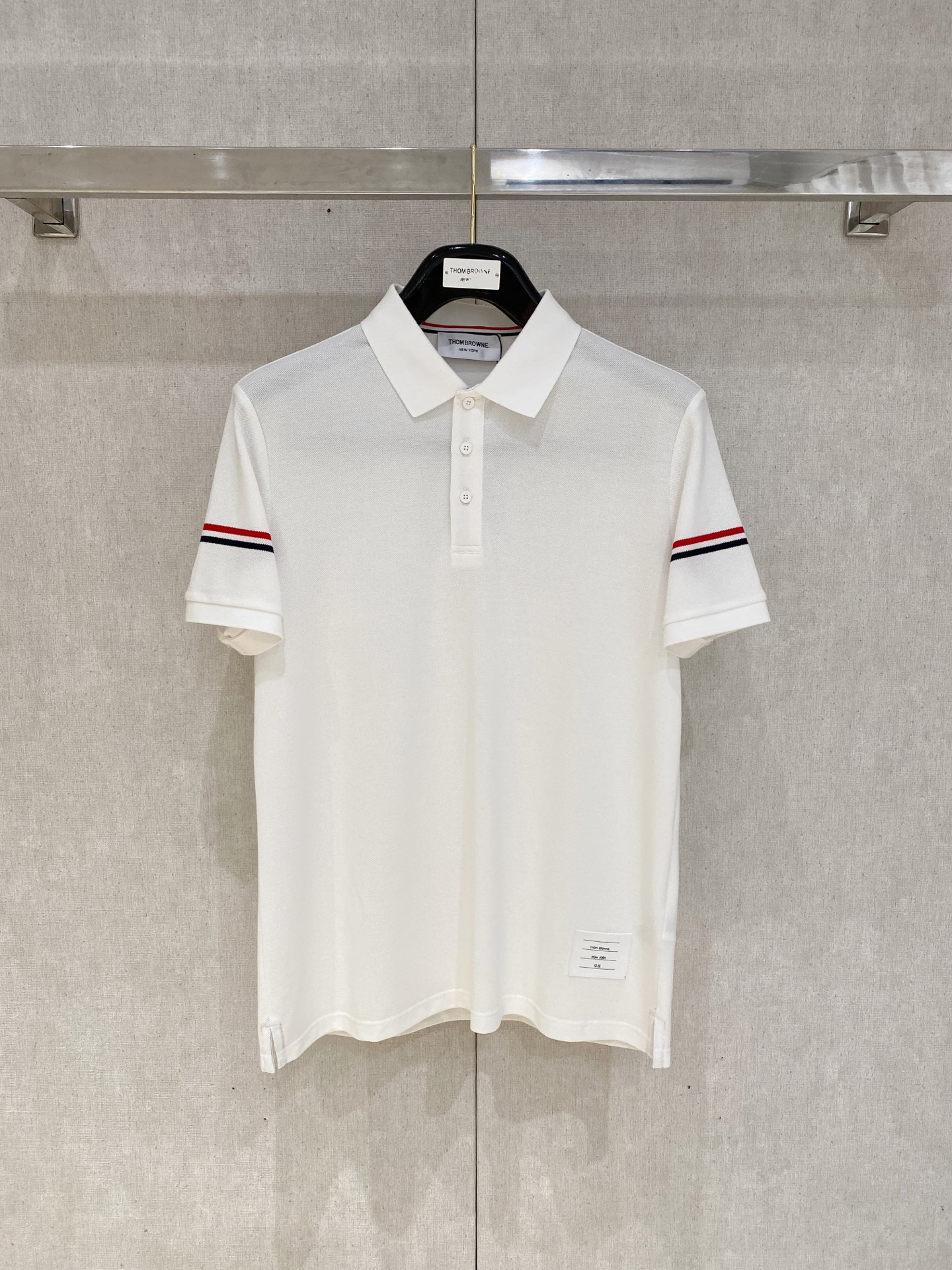 NO:440337,New product is on the market TB 2025ss summer new letter logo men's lapel Polo shirt!  Classic business men's style, high-end men's style at the ceiling level of business men's style!  Simple, fashionable and elegant, single-wearing inner wear is decent, quality control/detail control takes away, low-key, luxurious and connotative!  Customer-supplied fixed mesh flooring cotton cloth is carefully made, the surface of the fabric is evenly arranged and neatly arranged, with excellent breathability and heat dissipation and sweat resistance, and the comfort level of the upper body is completely better than that of ordinary single-sided sweat cloth tissue!  The classic brand LOGO logo on the chest is created with top-level craftsmanship. The LOGO has three-dimensional, clear and full texture, and is an extraordinary product in the classic field whether it is inner wear or single wear!  The exquisite cutting process, the processing of every detail is very standard and delicate, and it is comparable to that of ordinary LOW products on the market. Men must enter the basic versatile Polo shirts!  Multi-color Size M-3xl, alexander wang19860909新品上市 TB 2025ss夏季新款字母logo男士翻领Polo衫！经典商务男款,高端男装的天花板级别的商务男款！简约时尚大气不失优雅,单穿内搭体面过人,品质控/细节控的闭眼带走,低调又奢华有内涵！ 客供定织网眼珠地棉布精心制成,面料表面排列均匀整齐的网眼纹理,透气性和散热排汗性极佳,上身舒适程度完全优于普通单面汗布组织！胸前经典的品牌LOGO标识,采用顶级工艺打造,LOGO立体清晰饱满,质感非凡的特质,无论是内搭还是单穿都是一款经典领域的产品！精妙绝伦的裁剪工艺,每一个细节处理的非常标准细腻,非市面一般LOW货可以媲美的,男士必入基础百搭款Polo衫推荐！ 颜色多颜色 尺码M-3xl,,alexander wang,Men's clothing