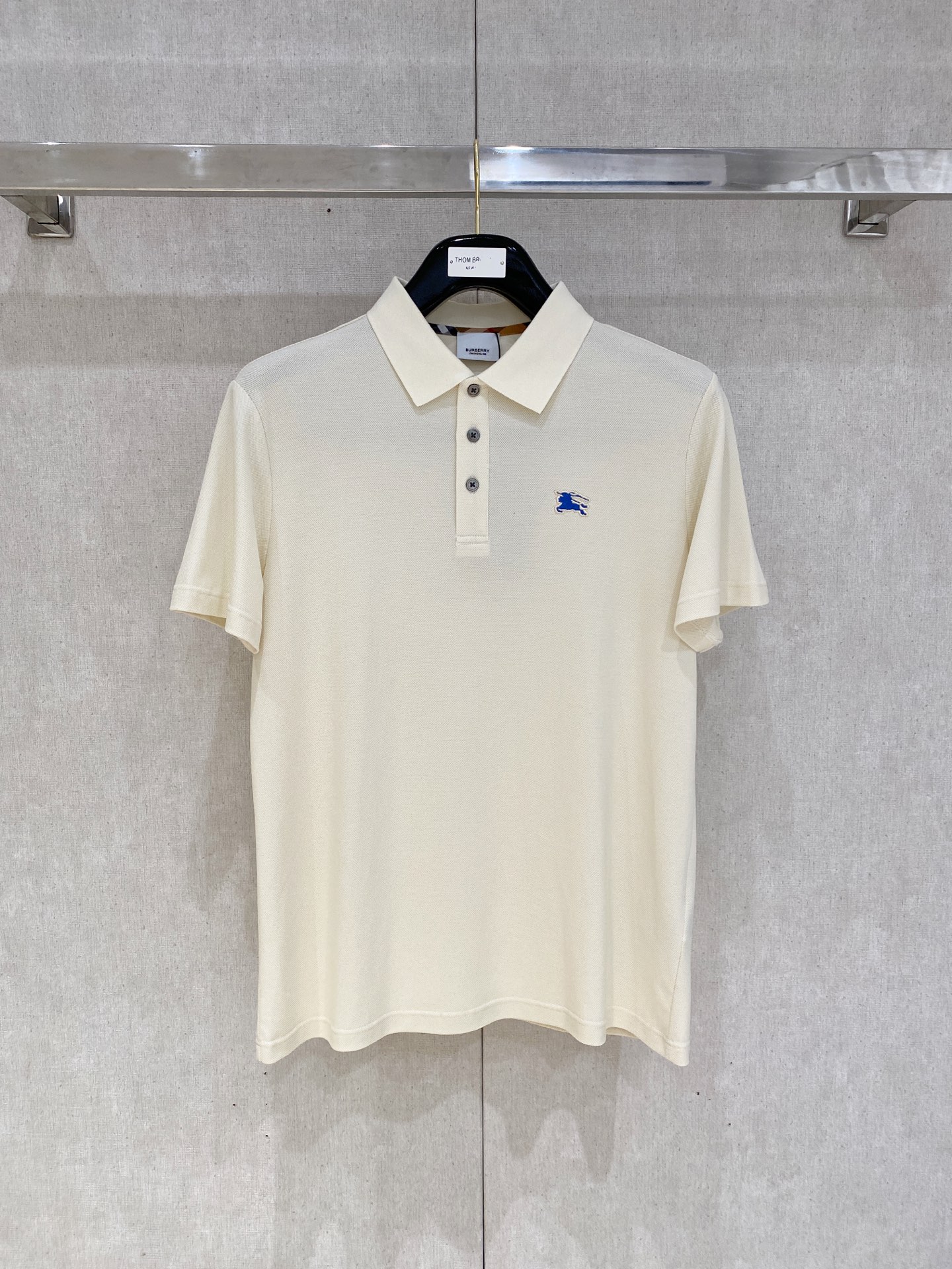 NO:440329,New product launches Burberry 2025ss summer new letter logo men's lapel Polo shirt!  Classic business men's style, high-end men's style at the ceiling level of business men's style!  Simple, fashionable and elegant, single-wearing inner wear is decent, quality control/detail control takes away, low-key, luxurious and connotative!  Customer-supplied fixed mesh flooring cotton cloth is carefully made, the surface of the fabric is evenly arranged and neatly arranged, with excellent breathability and heat dissipation and sweat resistance, and the comfort level of the upper body is completely better than that of ordinary single-sided sweat cloth tissue!  The classic brand LOGO logo on the chest is created with top-level craftsmanship. The LOGO has three-dimensional, clear and full texture, and is an extraordinary product in the classic field whether it is inner wear or single wear!  The exquisite cutting process, the processing of every detail is very standard and delicate, and it is comparable to that of ordinary LOW products on the market. Men must enter the basic versatile Polo shirts!  Multi-color Size M-3xl, Burberry, Alexander wang19860909新品上市 巴宝莉 2025ss夏季新款字母logo男士翻领Polo衫！经典商务男款,高端男装的天花板级别的商务男款！简约时尚大气不失优雅,单穿内搭体面过人,品质控/细节控的闭眼带走,低调又奢华有内涵！ 客供定织网眼珠地棉布精心制成,面料表面排列均匀整齐的网眼纹理,透气性和散热排汗性极佳,上身舒适程度完全优于普通单面汗布组织！胸前经典的品牌LOGO标识,采用顶级工艺打造,LOGO立体清晰饱满,质感非凡的特质,无论是内搭还是单穿都是一款经典领域的产品！精妙绝伦的裁剪工艺,每一个细节处理的非常标准细腻,非市面一般LOW货可以媲美的,男士必入基础百搭款Polo衫推荐！ 颜色多颜色 尺码M-3xl,,burberry,alexander wang,Men's clothing