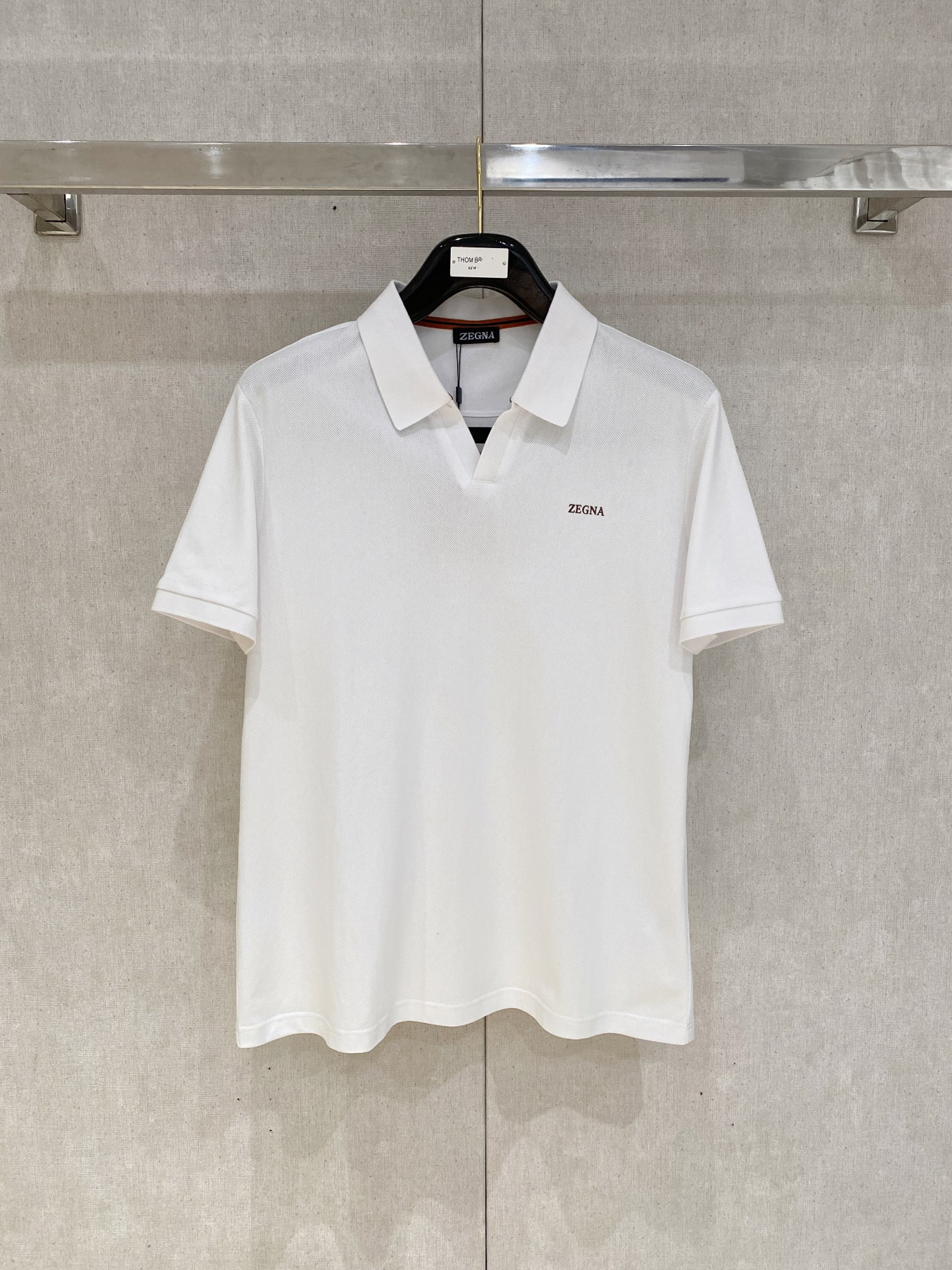 NO:440322,New product launches Jenia 2025ss summer new letter logo men's lapel Polo shirt!  Classic business men's style, high-end men's style at the ceiling level of business men's style!  Simple, fashionable and elegant, single-wearing inner wear is decent, quality control/detail control takes away, low-key, luxurious and connotative!  Customer-supplied fixed mesh flooring cotton cloth is carefully made, the surface of the fabric is evenly arranged and neatly arranged, with excellent breathability and heat dissipation and sweat resistance, and the comfort level of the upper body is completely better than that of ordinary single-sided sweat cloth tissue!  The classic brand LOGO logo on the chest is created with top-level craftsmanship. The LOGO has three-dimensional, clear and full texture, and is an extraordinary product in the classic field whether it is inner wear or single wear!  The exquisite cutting process, the processing of every detail is very standard and delicate, and it is comparable to that of ordinary LOW products on the market. Men must enter the basic versatile Polo shirts!  Multi-color Size M-3xl, zegna,alexander wang19860909新品上市 杰尼亚 2025ss夏季新款字母logo男士翻领Polo衫！经典商务男款,高端男装的天花板级别的商务男款！简约时尚大气不失优雅,单穿内搭体面过人,品质控/细节控的闭眼带走,低调又奢华有内涵！ 客供定织网眼珠地棉布精心制成,面料表面排列均匀整齐的网眼纹理,透气性和散热排汗性极佳,上身舒适程度完全优于普通单面汗布组织！胸前经典的品牌LOGO标识,采用顶级工艺打造,LOGO立体清晰饱满,质感非凡的特质,无论是内搭还是单穿都是一款经典领域的产品！精妙绝伦的裁剪工艺,每一个细节处理的非常标准细腻,非市面一般LOW货可以媲美的,男士必入基础百搭款Polo衫推荐！ 颜色多颜色 尺码M-3xl,,zegna,alexander wang,Men's clothing