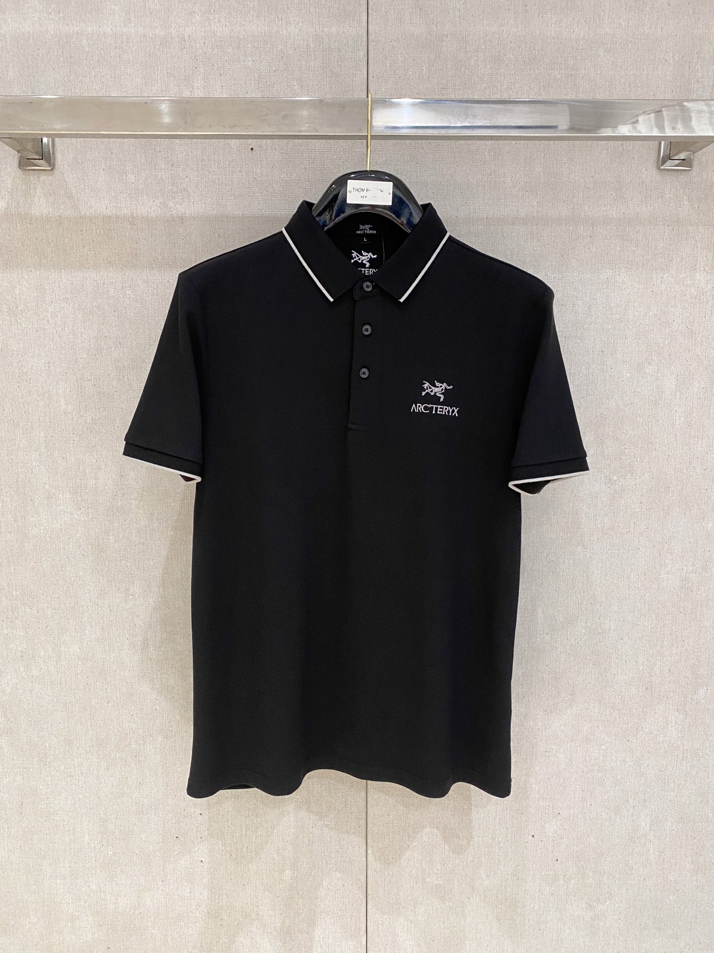 NO:448996,Archaeoptera Bird 2025ss summer new letter logo men's lapel Polo shirt!  Classic business men's style, high-end men's style at the ceiling level of business men's style!  Simple, fashionable and elegant, single-wearing inner wear is decent, quality control/detail control takes away, low-key, luxurious and connotative!  Customer-supplied fixed mesh flooring cotton cloth is carefully made, the surface of the fabric is evenly arranged and neatly arranged, with excellent breathability and heat dissipation and sweat resistance, and the comfort level of the upper body is completely better than that of ordinary single-sided sweat cloth tissue!  The classic brand LOGO logo on the chest is created with top-level craftsmanship. The LOGO has three-dimensional, clear and full texture, and is an extraordinary product in the classic field whether it is inner wear or single wear!  The exquisite cutting process, the processing of every detail is very standard and delicate, and it is comparable to that of ordinary LOW products on the market. Men must enter the basic versatile Polo shirts!  Multi-color Size M-4xl,arc'teryx,alexander wang19860909始祖鸟 2025ss夏季新款字母logo男士翻领Polo衫！经典商务男款,高端男装的天花板级别的商务男款！简约时尚大气不失优雅,单穿内搭体面过人,品质控/细节控的闭眼带走,低调又奢华有内涵！ 客供定织网眼珠地棉布精心制成,面料表面排列均匀整齐的网眼纹理,透气性和散热排汗性极佳,上身舒适程度完全优于普通单面汗布组织！胸前经典的品牌LOGO标识,采用顶级工艺打造,LOGO立体清晰饱满,质感非凡的特质,无论是内搭还是单穿都是一款经典领域的产品！精妙绝伦的裁剪工艺,每一个细节处理的非常标准细腻,非市面一般LOW货可以媲美的,男士必入基础百搭款Polo衫推荐！ 颜色多颜色 尺码M-4xl,arc'teryx,alexander wang,Men's clothing