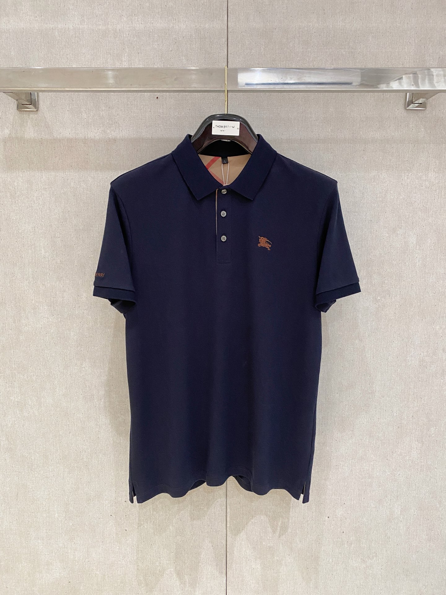 NO:760513,Burberry 2026 ss summer new letter logo men's lapel polo shirt!  Classic business men's style, the ceiling-level business men's style of high-end men's clothing!  Simple and fashionable yet elegant, it looks great when worn alone, and quality control/details control can be taken away with your eyes closed. It is low-key, luxurious and connotative!  The custom-woven mesh pique cotton fabric supplied by the customer is carefully made. The mesh texture is evenly arranged on the surface of the fabric. It has excellent breathability and heat dissipation and perspiration. The upper body comfort is completely better than ordinary single-sided jersey tissue!  The classic brand LOGO on the chest is made with top-notch craftsmanship. The LOGO is three-dimensional, clear and full, and has extraordinary texture. Whether it is worn as an inner layer or worn alone, it is a classic product!  The exquisite tailoring process, every detail is handled very standard and delicately, which cannot be compared with other low-end products on the market. It is a must-have basic and versatile Polo shirt for men!  Available in multiple colors, sizes M-4xl, burberry,19860909巴宝莉 2026 ss夏季新款字母logo男士翻领Polo衫！经典商务男款,高端男装的天花板级别的商务男款！简约时尚大气不失优雅,单穿内搭体面过人,品质控/细节控的闭眼带走,低调又奢华有内涵！ 客供定织网眼珠地棉布精心制成,面料表面排列均匀整齐的网眼纹理,透气性和散热排汗性极佳,上身舒适程度完全优于普通单面汗布组织！胸前经典的品牌LOGO标识,采用顶级工艺打造,LOGO立体清晰饱满,质感非凡的特质,无论是内搭还是单穿都是一款经典领域的产品！精妙绝伦的裁剪工艺,每一个细节处理的非常标准细腻,非市面一般LOW货可以媲美的,男士必入基础百搭款Polo衫推荐！ 颜色多颜色 尺码M-4xl,,burberry,,Men's clothing