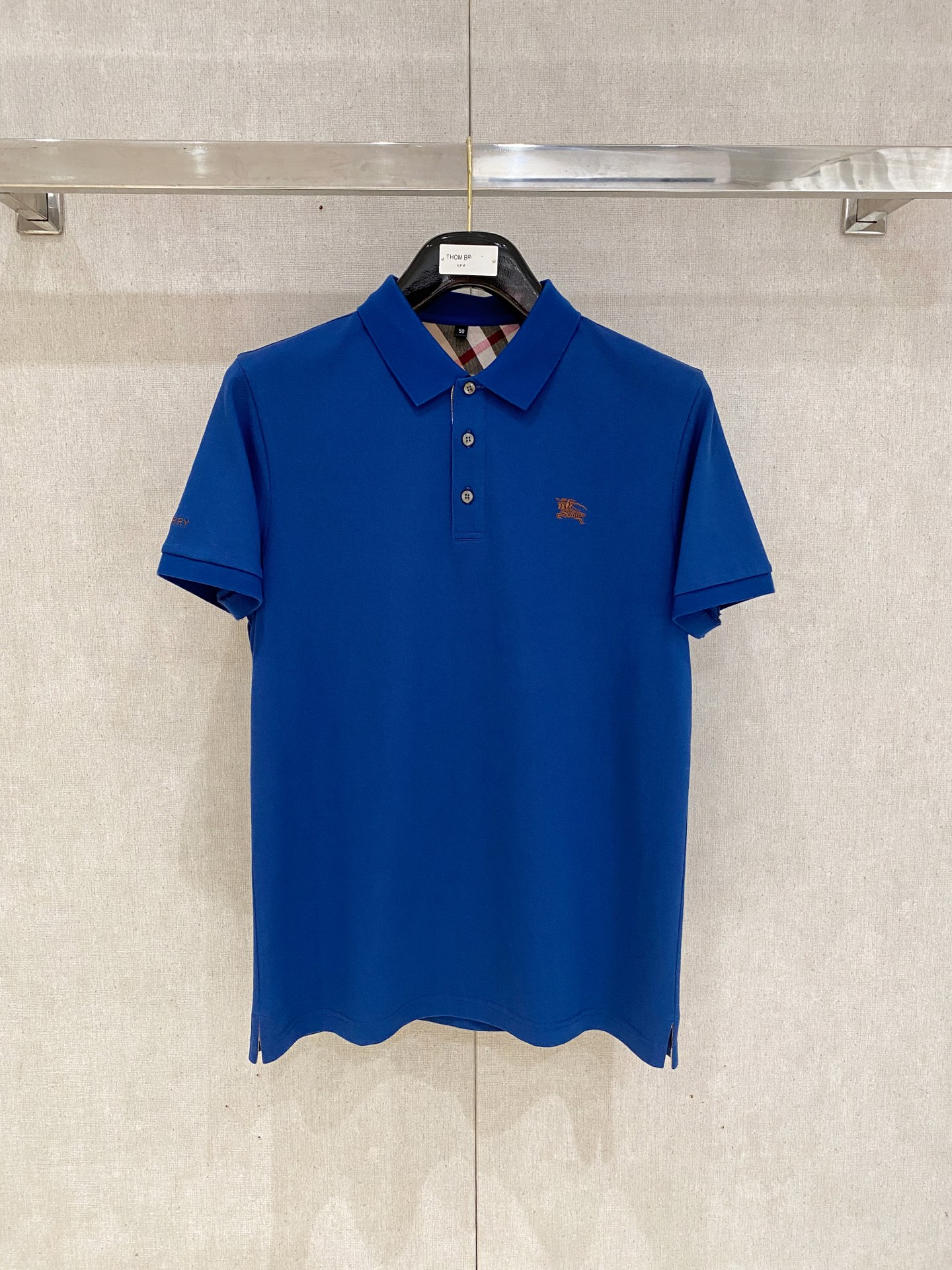 NO:448948,Burberry 2025ss summer new letter logo men's lapel Polo shirt!  Classic business men's style, high-end men's style at the ceiling level of business men's style!  Simple, fashionable and elegant, single-wearing inner wear is decent, quality control/detail control takes away, low-key, luxurious and connotative!  Customer-supplied fixed mesh flooring cotton cloth is carefully made, the surface of the fabric is evenly arranged and neatly arranged, with excellent breathability and heat dissipation and sweat resistance, and the comfort level of the upper body is completely better than that of ordinary single-sided sweat cloth tissue!  The classic brand LOGO logo on the chest is created with top-level craftsmanship. The LOGO has three-dimensional, clear and full texture, and is an extraordinary product in the classic field whether it is inner wear or single wear!  The exquisite cutting process, the processing of every detail is very standard and delicate, and it is comparable to that of ordinary LOW products on the market. Men must enter the basic versatile Polo shirts!  Multi-color Size M-4xl, Burberry, Alexander wang19860909巴宝莉 2025ss夏季新款字母logo男士翻领Polo衫！经典商务男款,高端男装的天花板级别的商务男款！简约时尚大气不失优雅,单穿内搭体面过人,品质控/细节控的闭眼带走,低调又奢华有内涵！ 客供定织网眼珠地棉布精心制成,面料表面排列均匀整齐的网眼纹理,透气性和散热排汗性极佳,上身舒适程度完全优于普通单面汗布组织！胸前经典的品牌LOGO标识,采用顶级工艺打造,LOGO立体清晰饱满,质感非凡的特质,无论是内搭还是单穿都是一款经典领域的产品！精妙绝伦的裁剪工艺,每一个细节处理的非常标准细腻,非市面一般LOW货可以媲美的,男士必入基础百搭款Polo衫推荐！ 颜色多颜色 尺码M-4xl,,burberry,alexander wang,Men's clothing